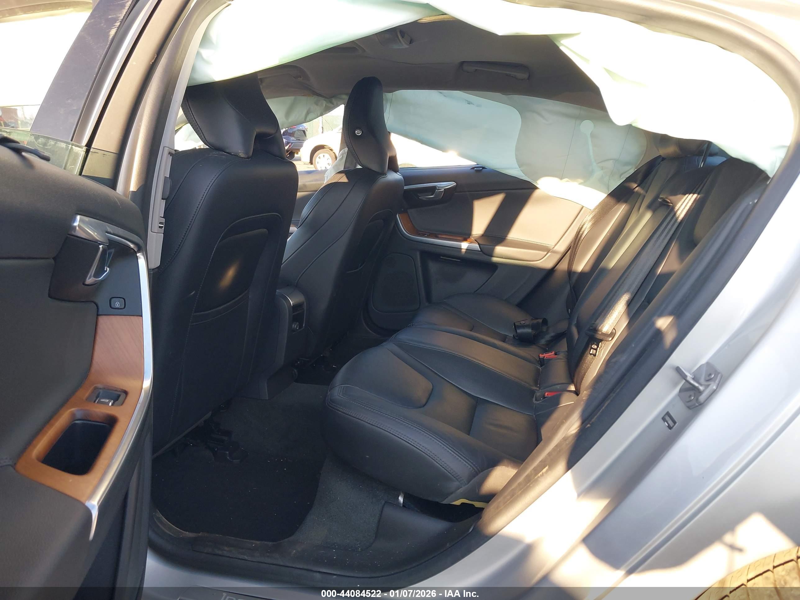 VOLVO S60 image 8