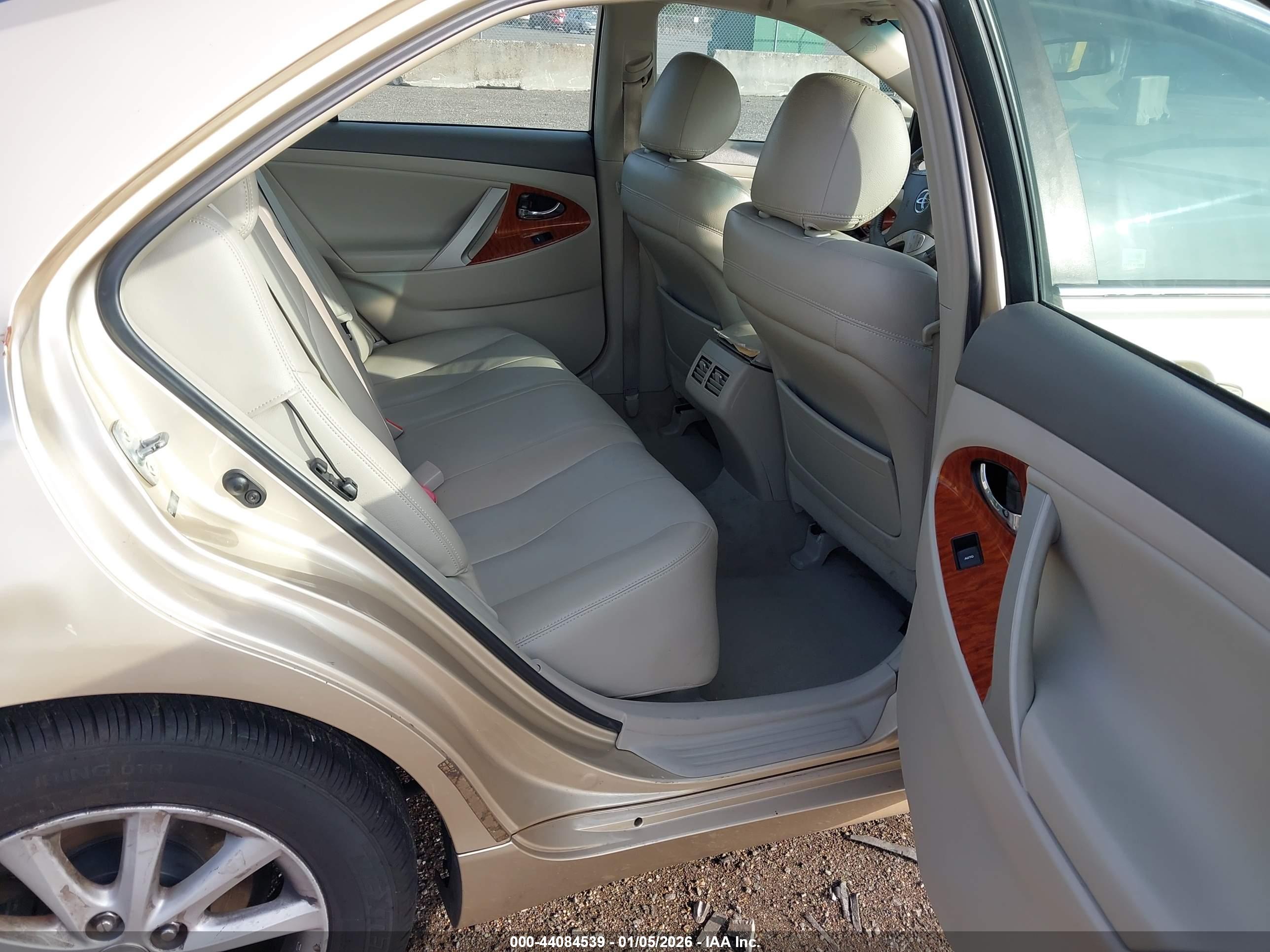 TOYOTA CAMRY image 8