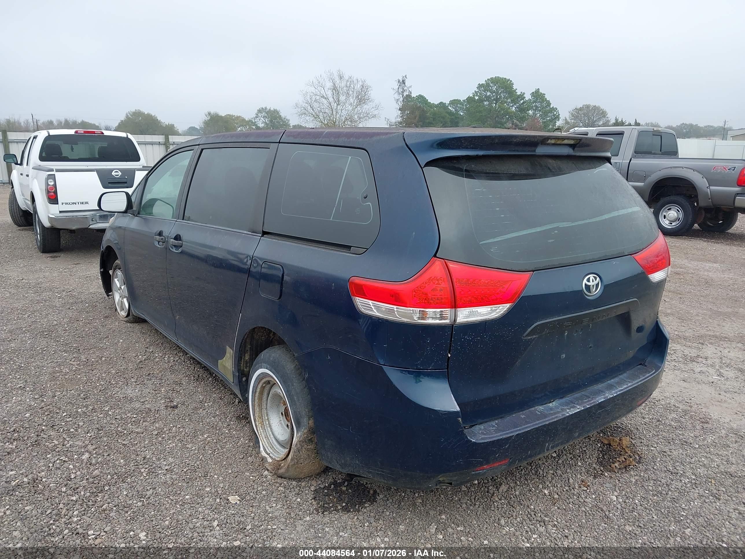 TOYOTA SIENNA image 3