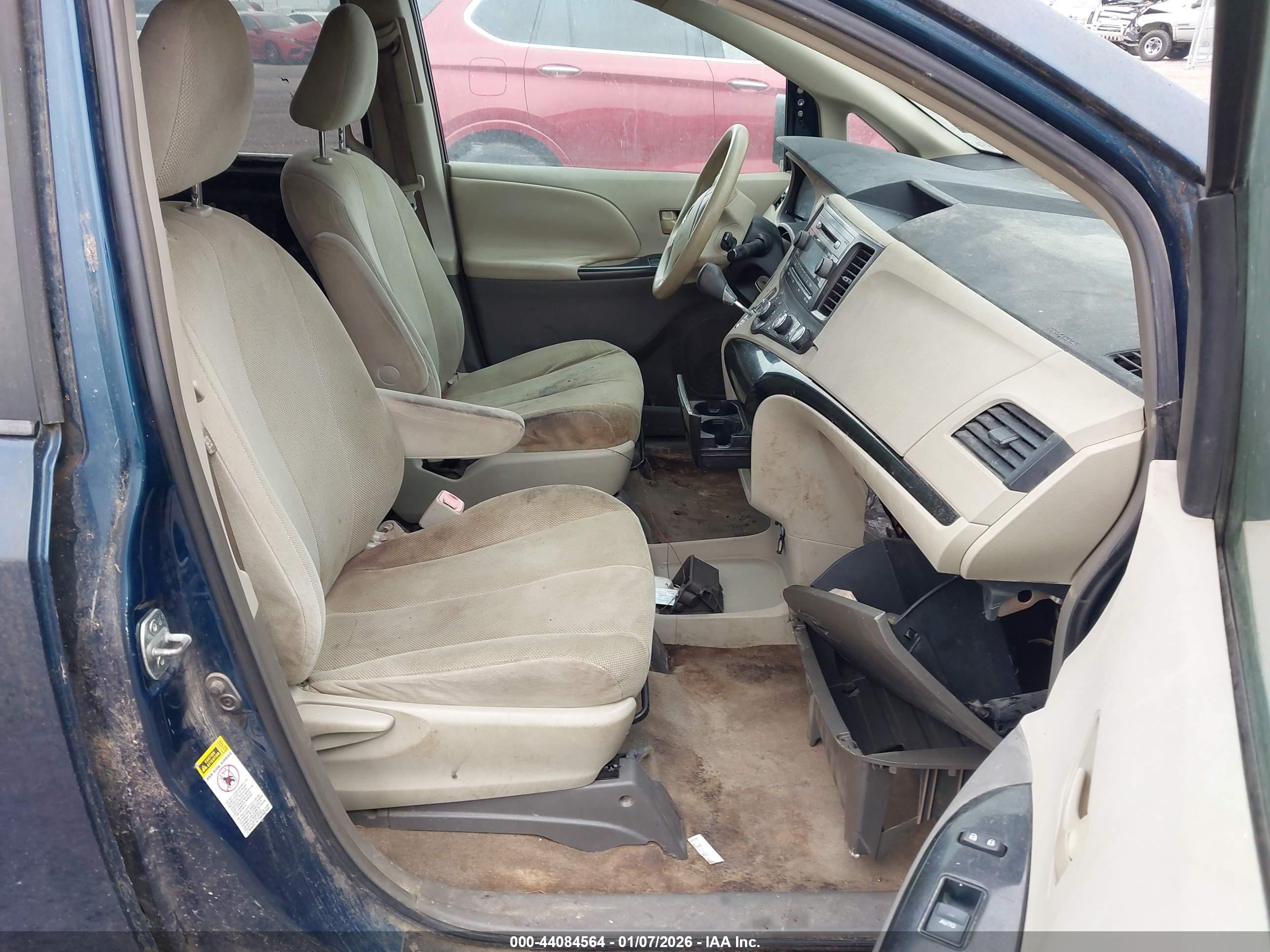 TOYOTA SIENNA image 5