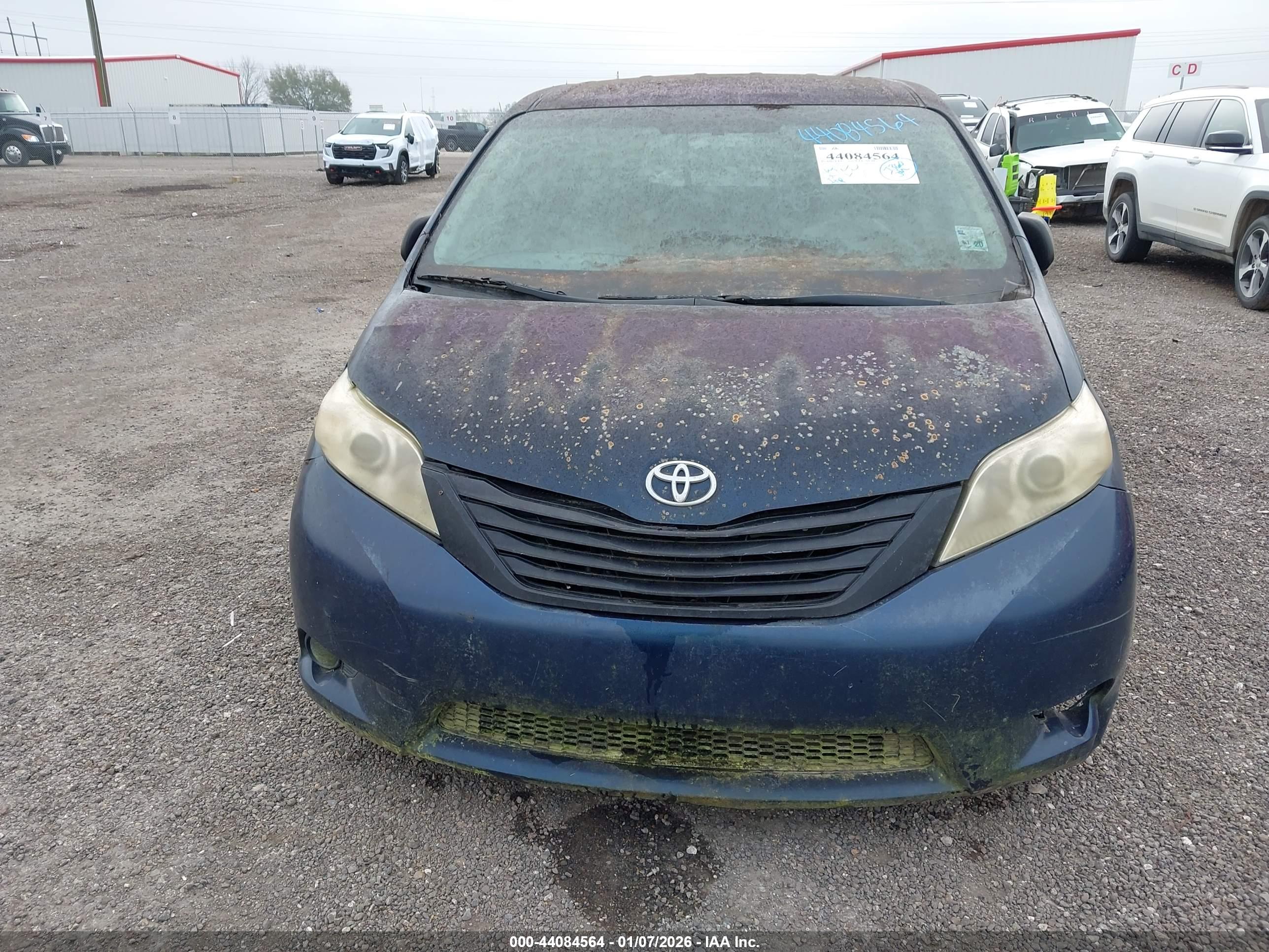 TOYOTA SIENNA image 6
