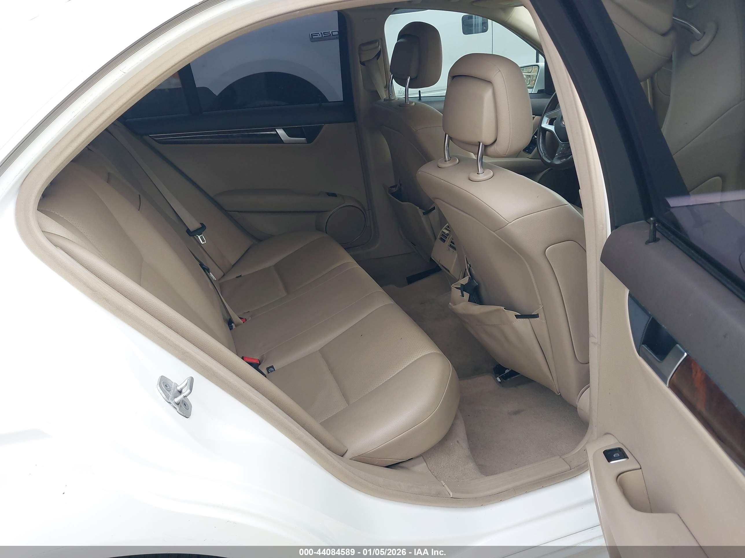MERCEDES-BENZ C-CLASS image 8