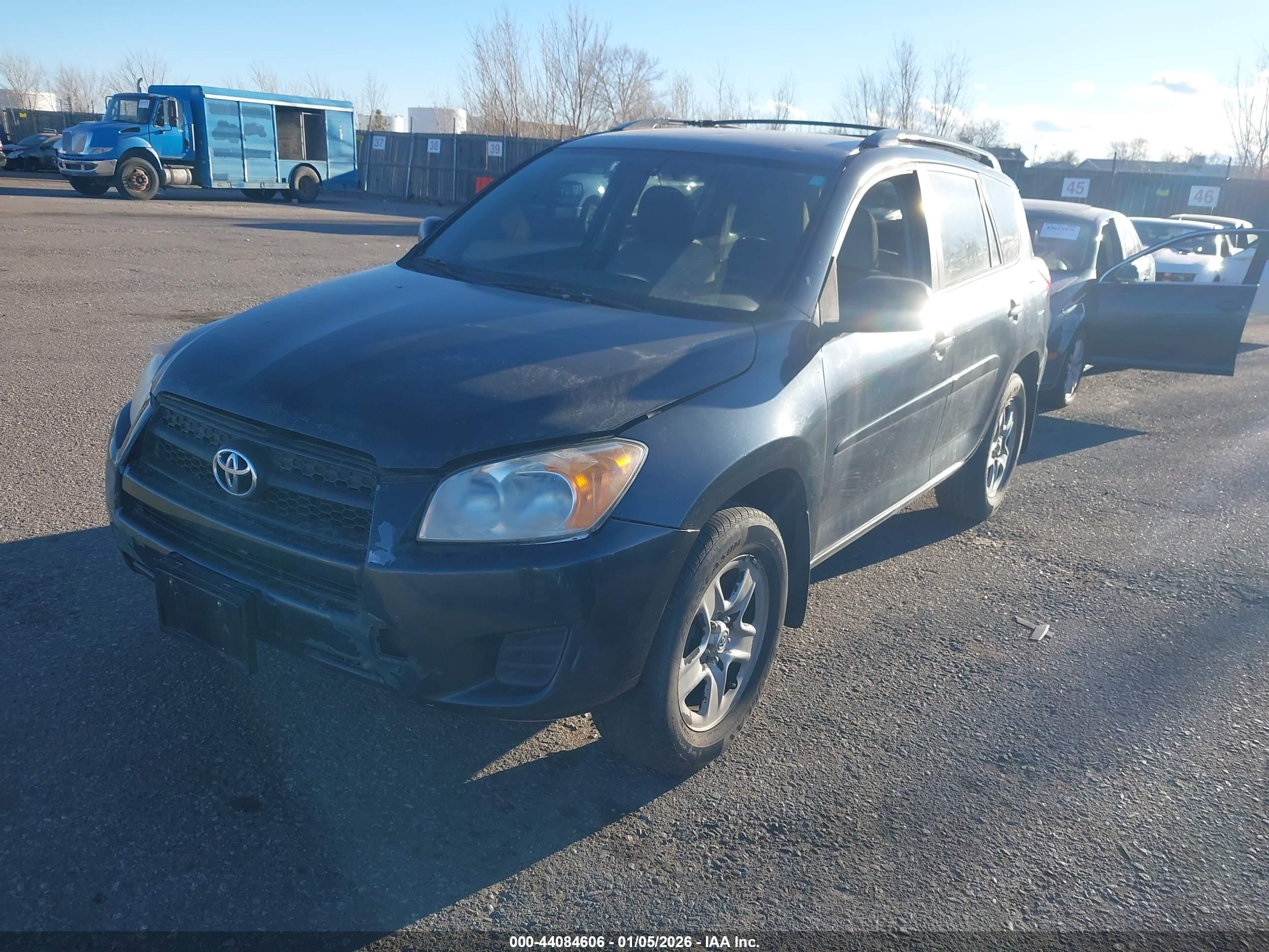 TOYOTA RAV4 image 2