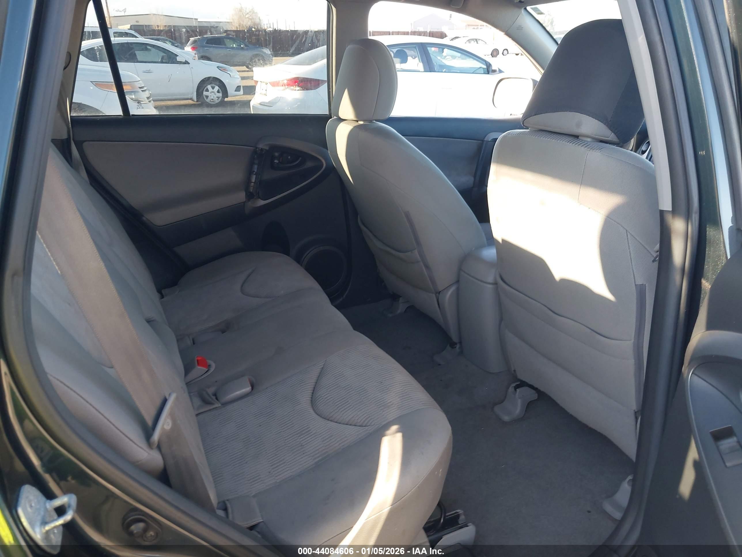 TOYOTA RAV4 image 8