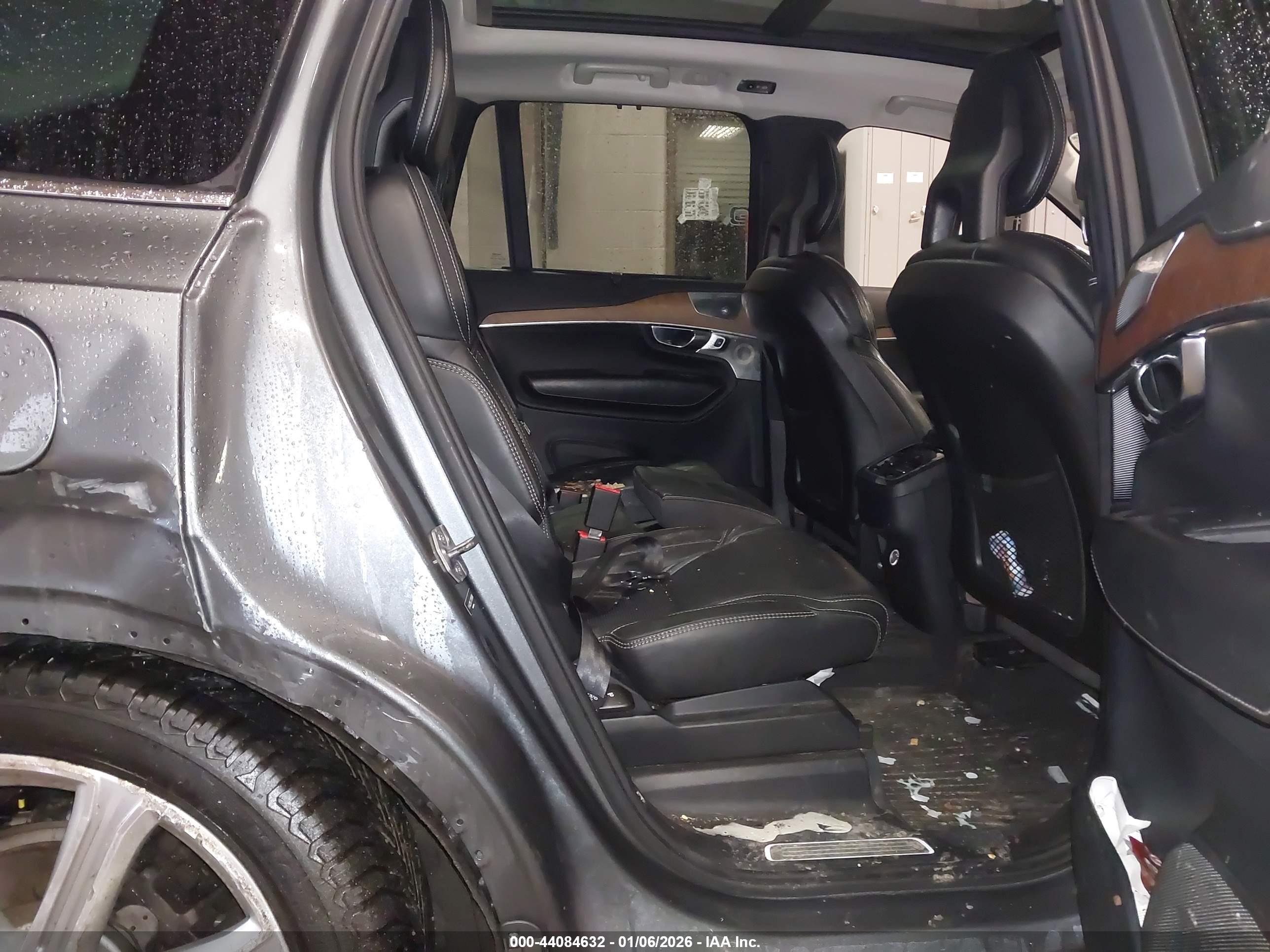 VOLVO XC90 image 8