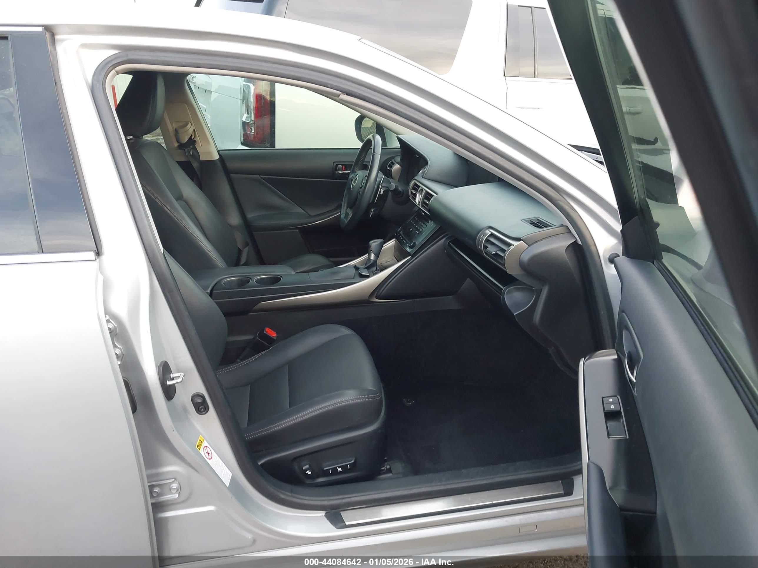 LEXUS IS image 5