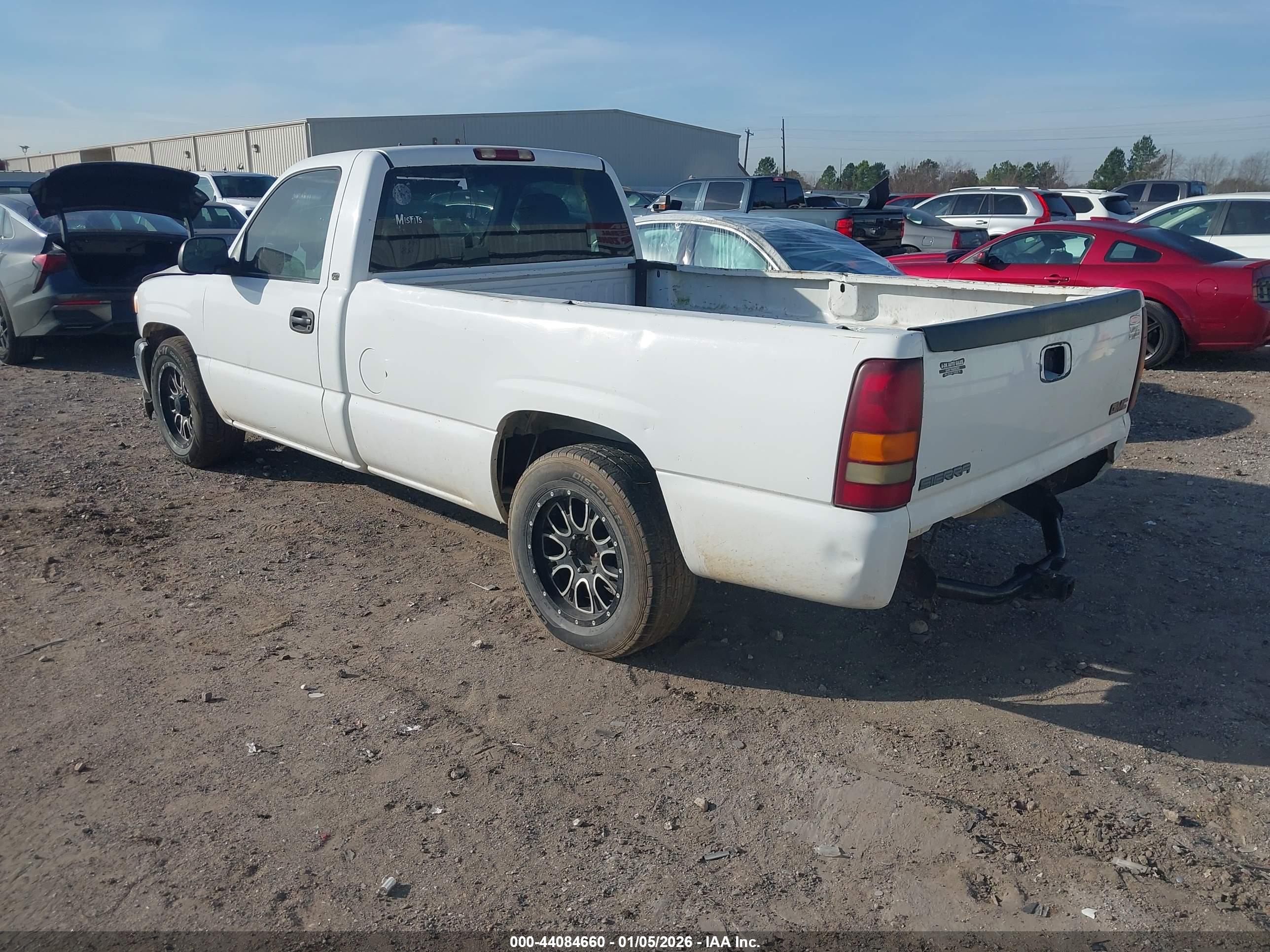GMC SIERRA image 3
