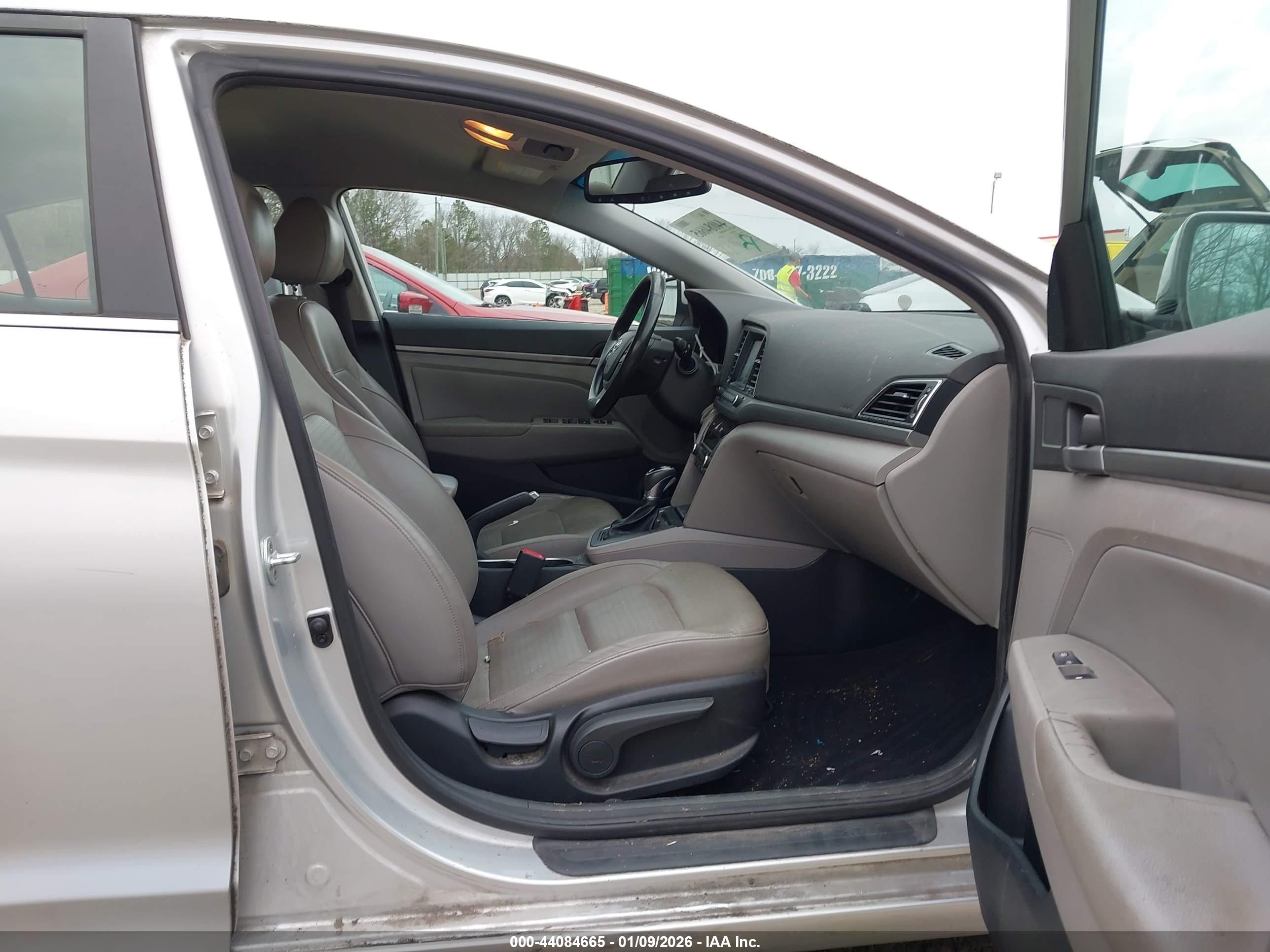 HYUNDAI ELANTRA image 5