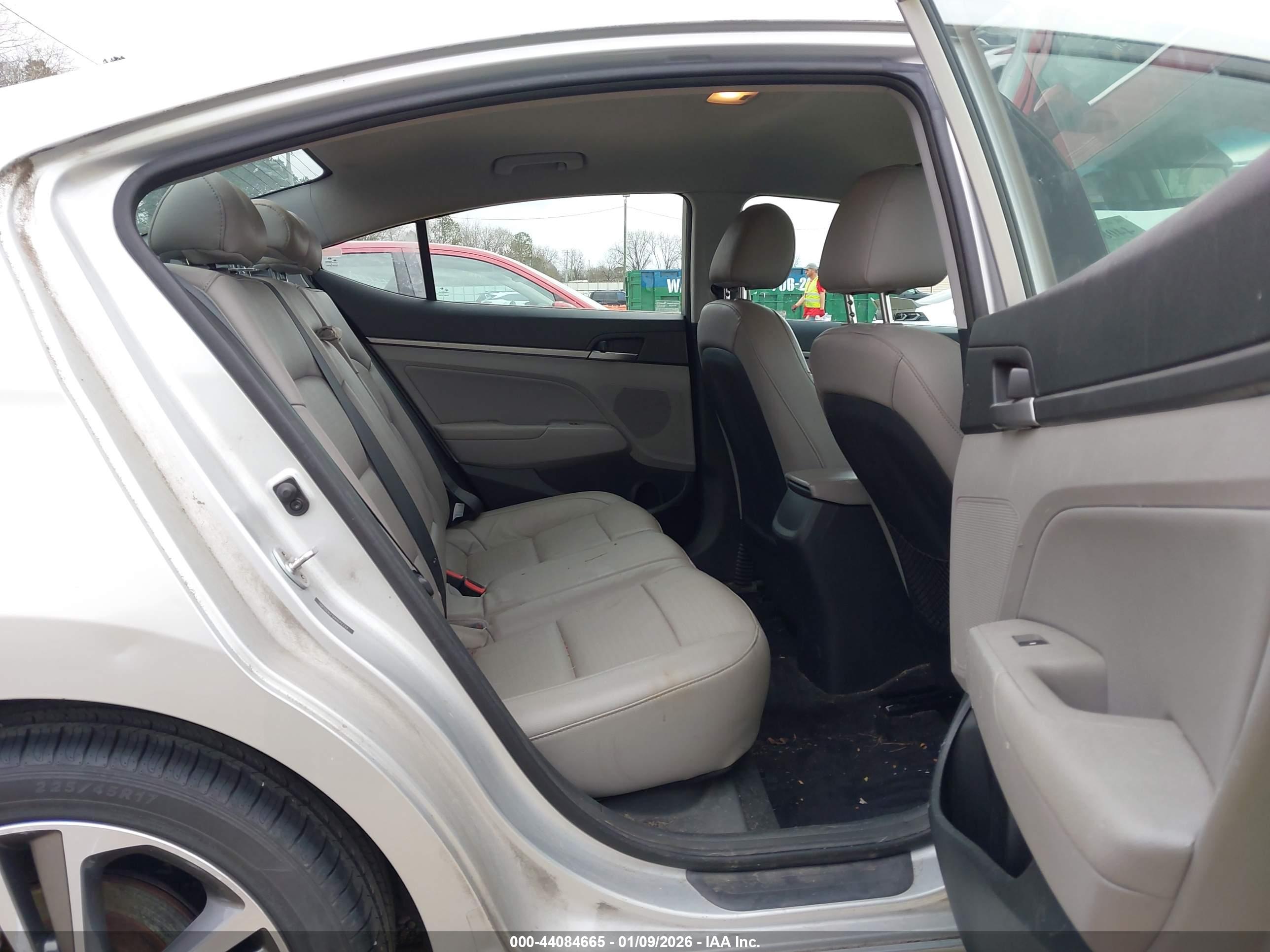 HYUNDAI ELANTRA image 8