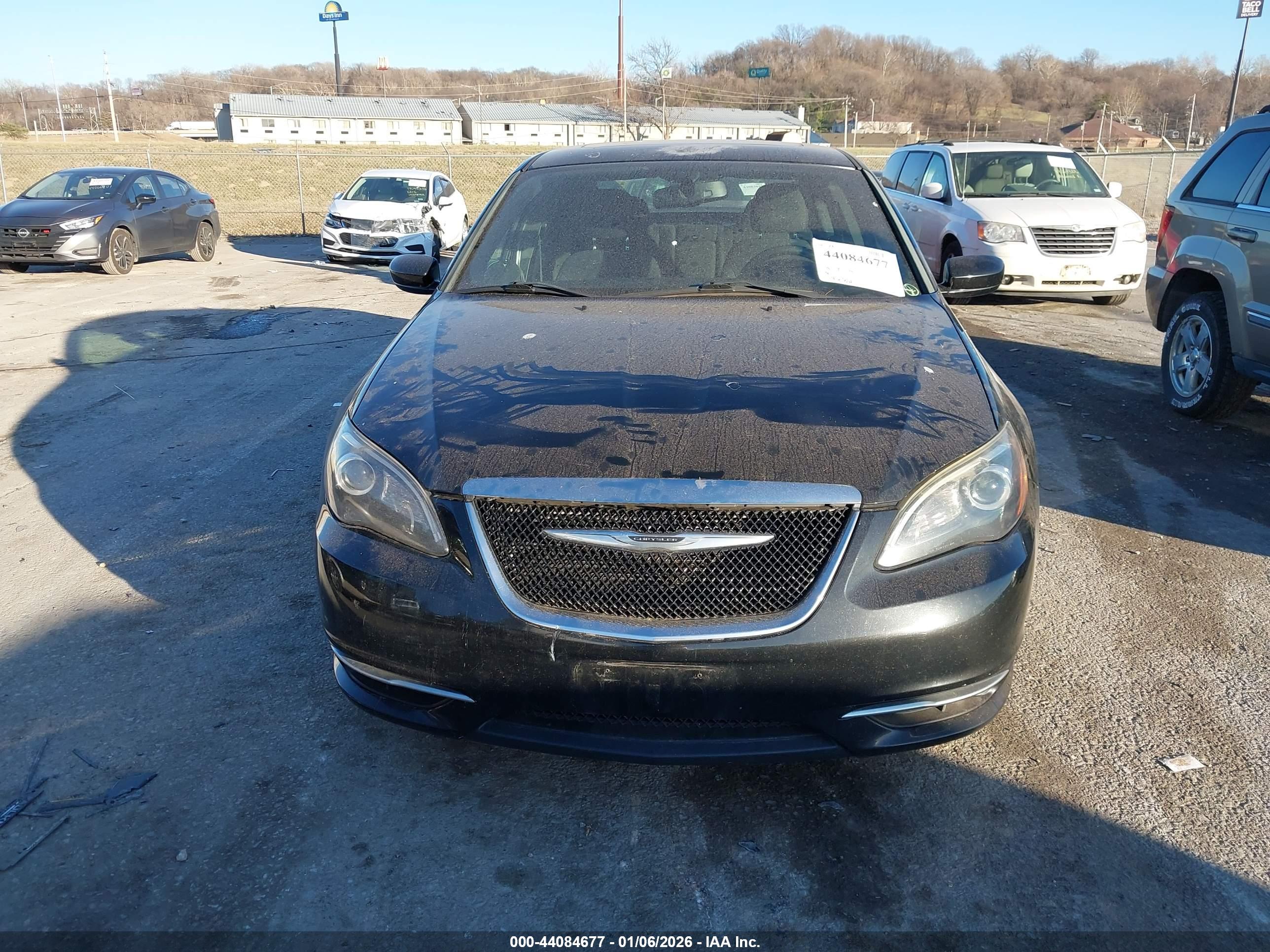 CHRYSLER 200 image 6