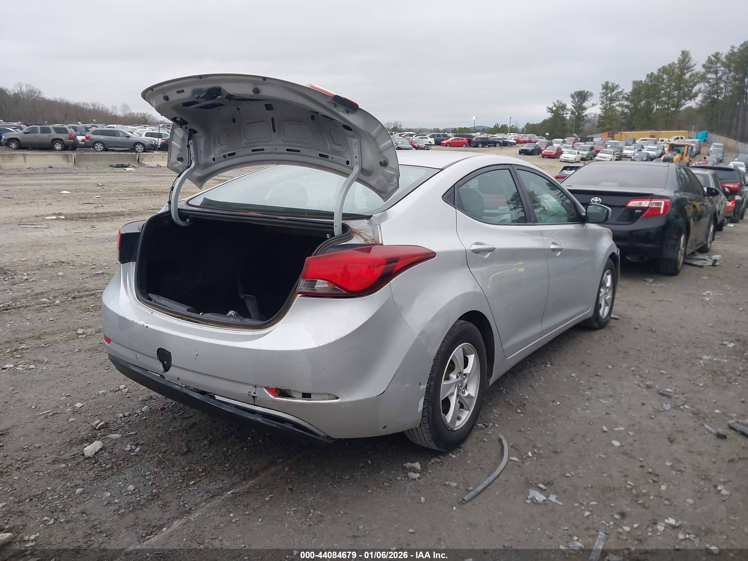 HYUNDAI ELANTRA image 4