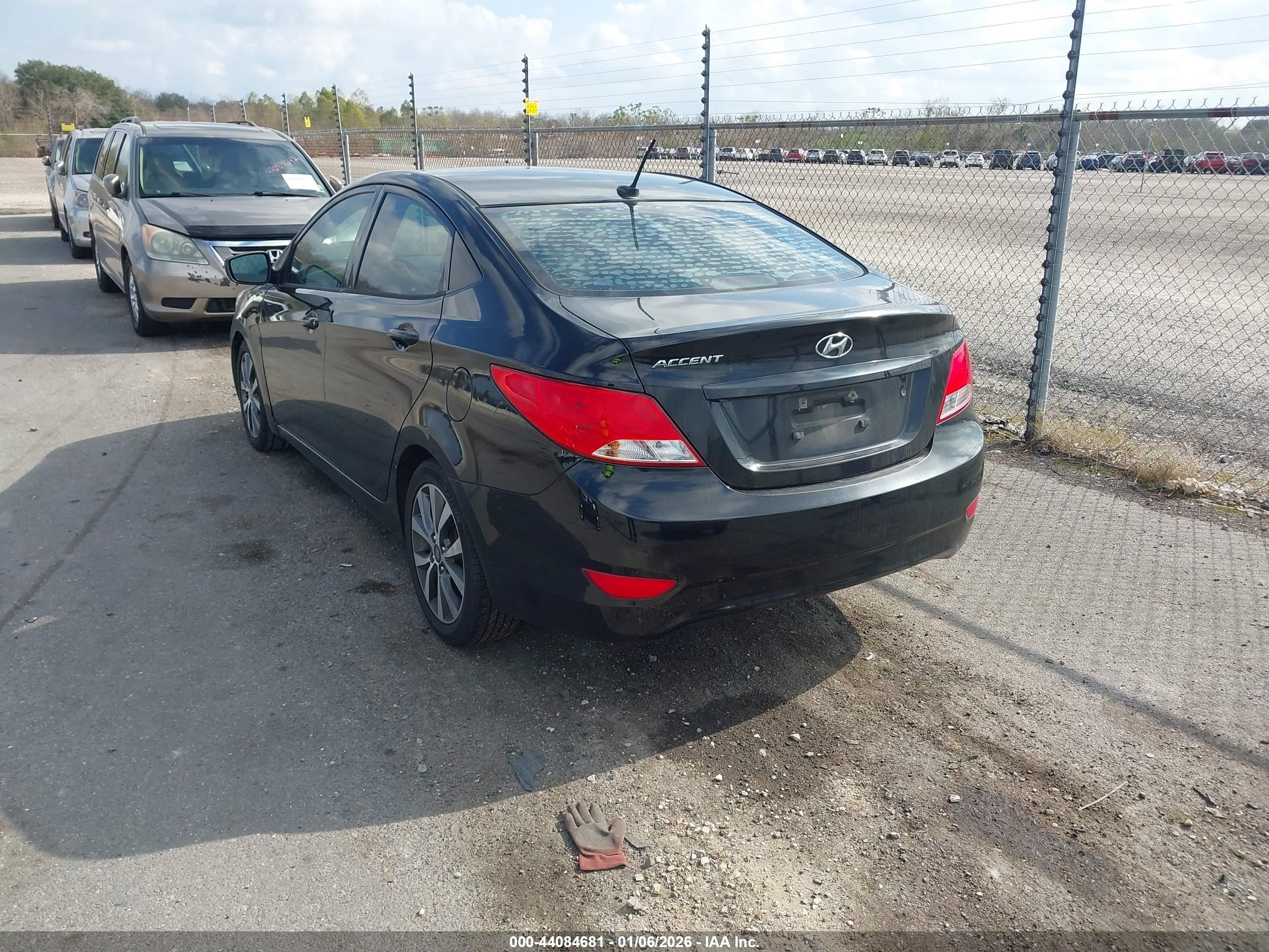 HYUNDAI ACCENT image 3