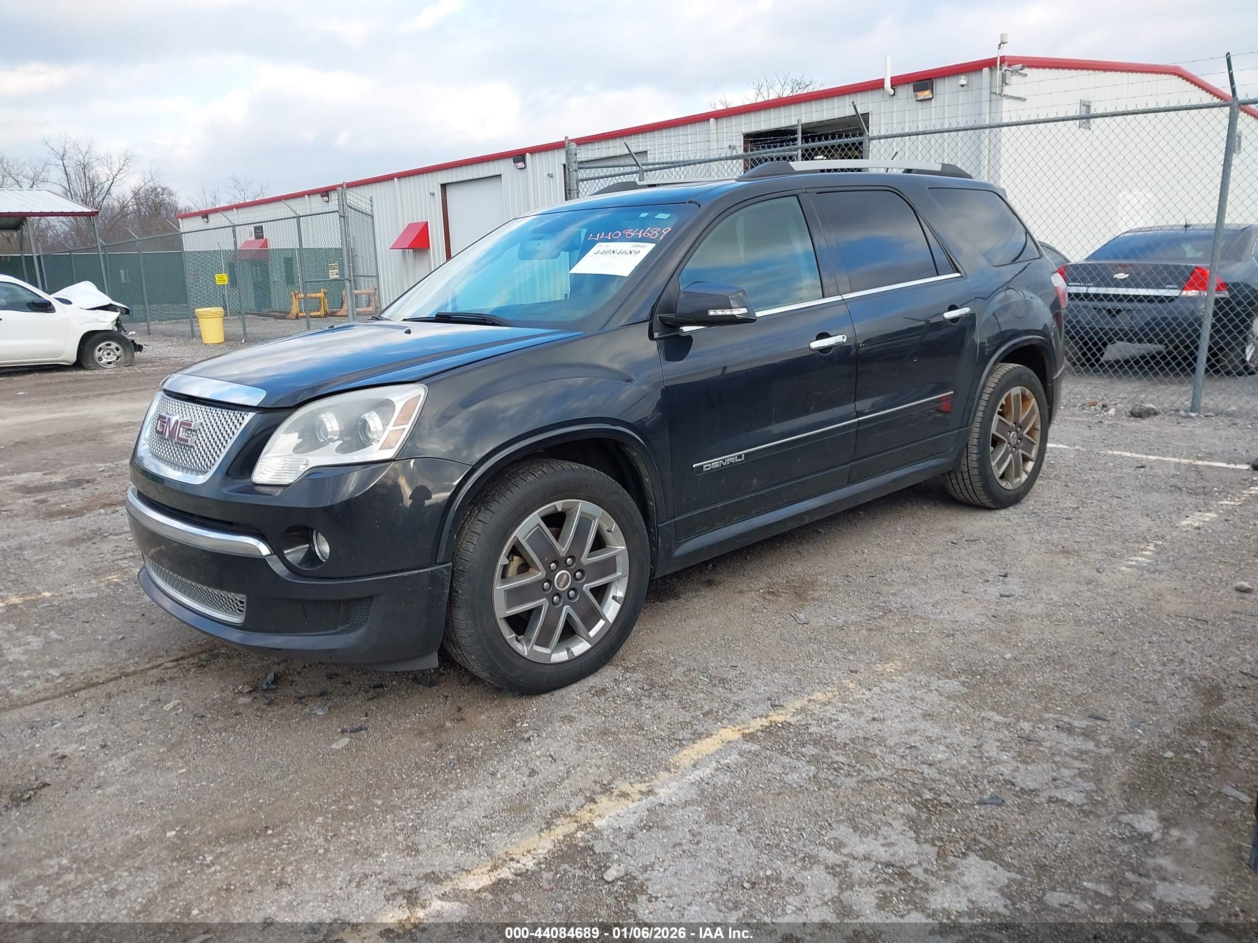 GMC ACADIA image 2