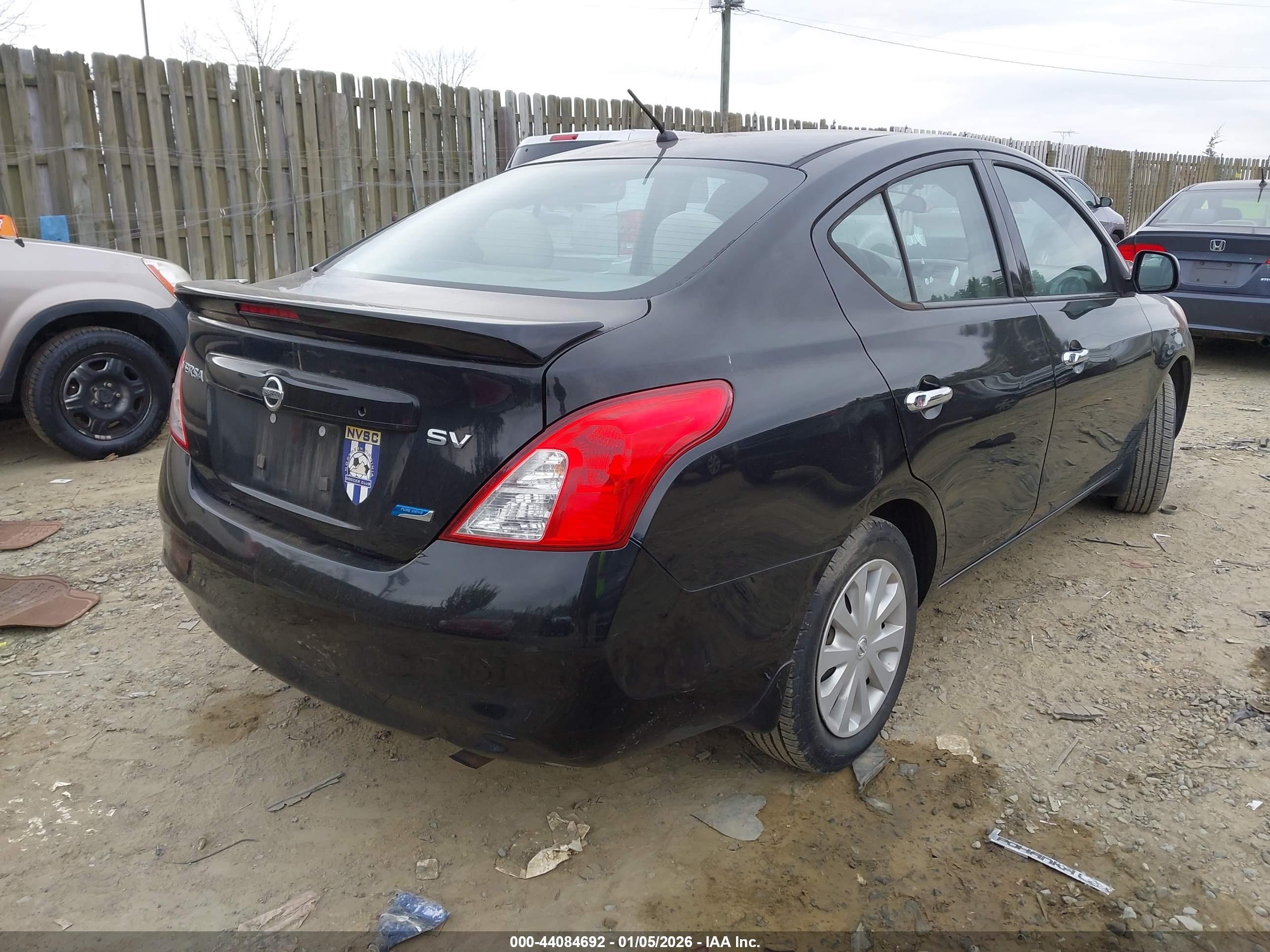 NISSAN VERSA image 4