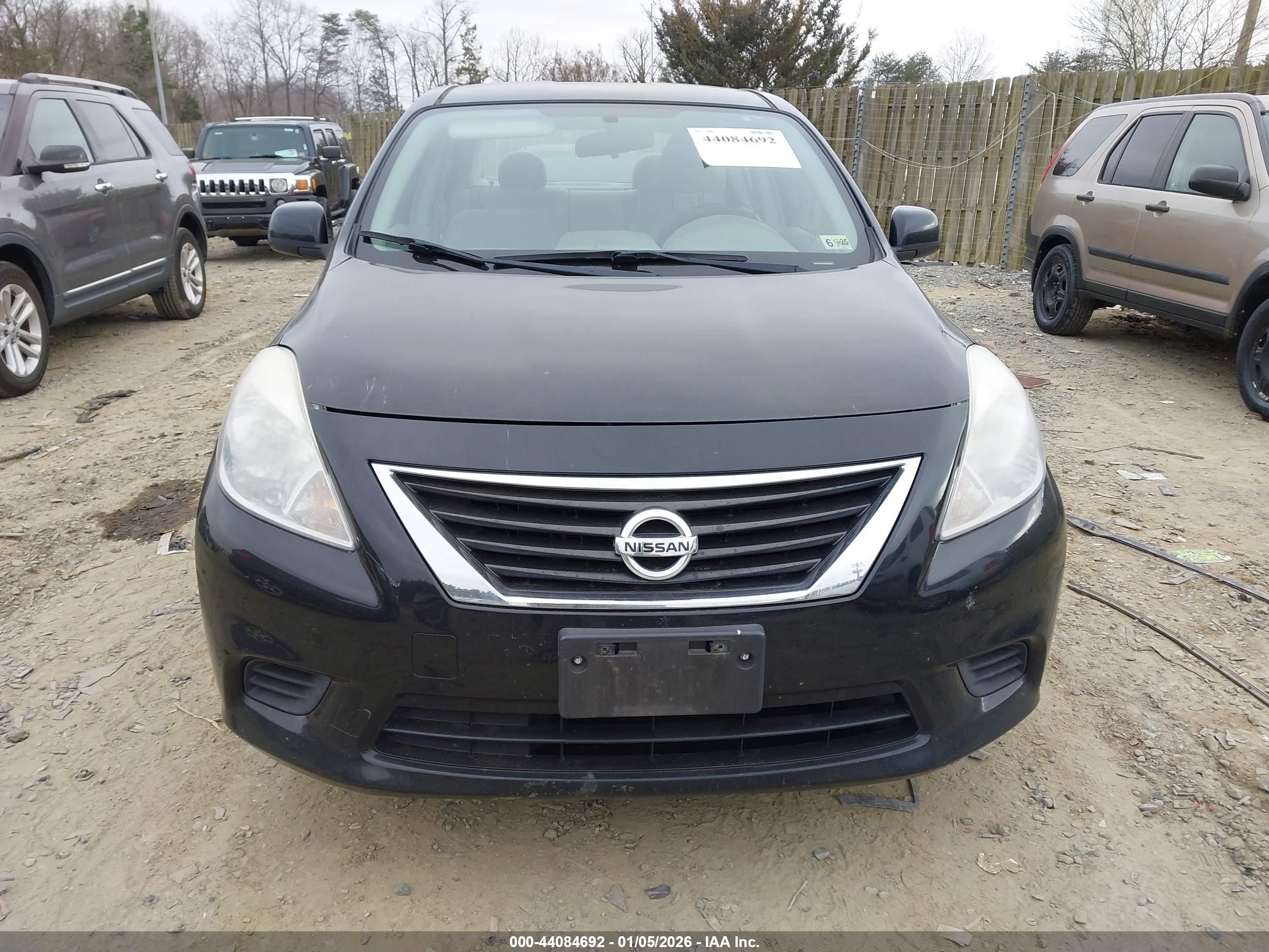 NISSAN VERSA image 6