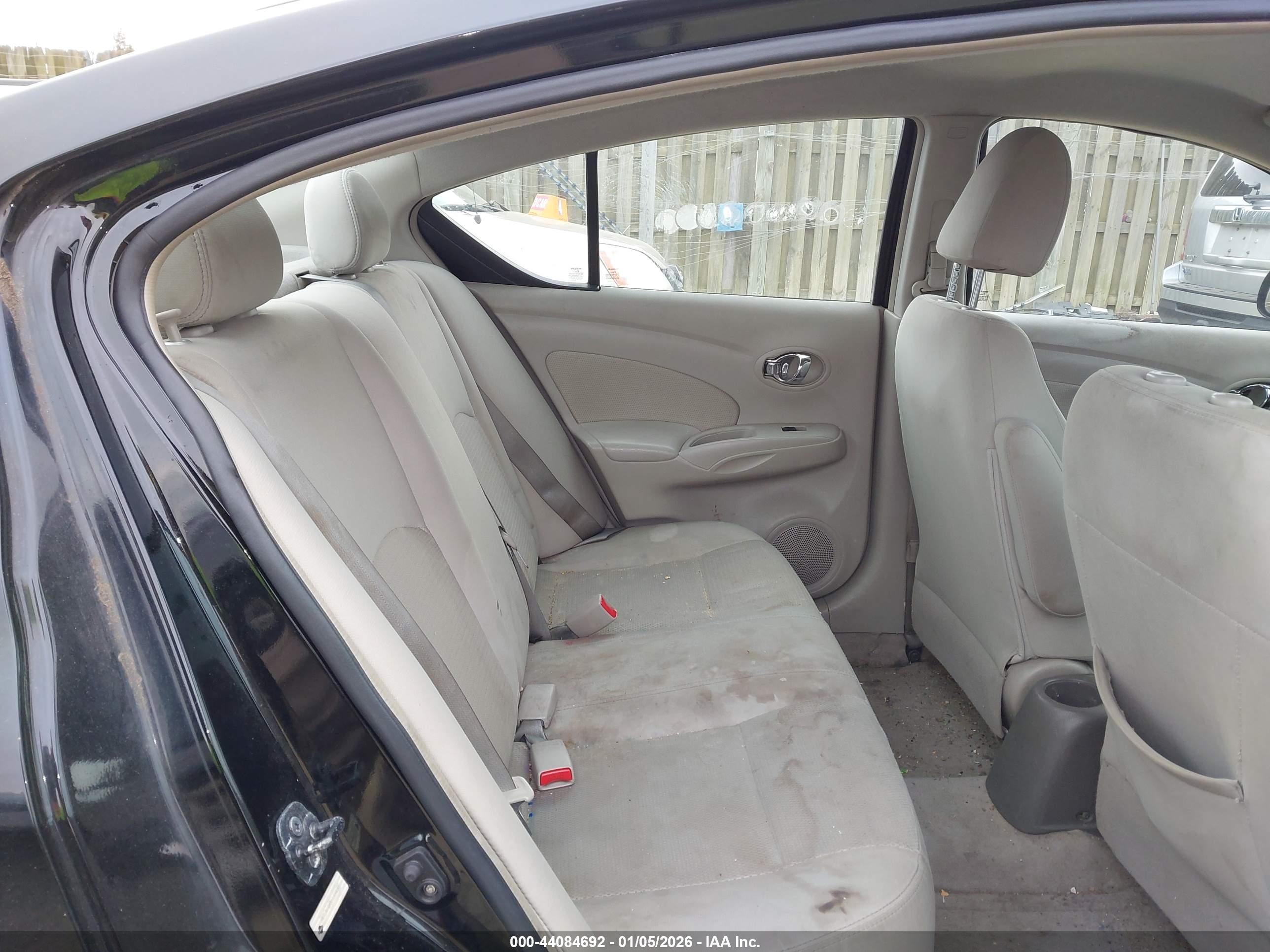 NISSAN VERSA image 8