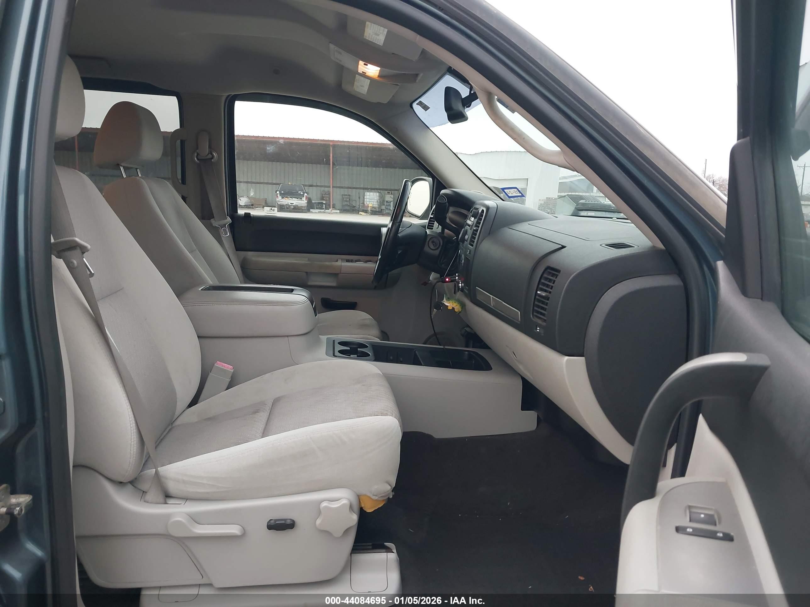 CHEVROLET SILVERADO image 5