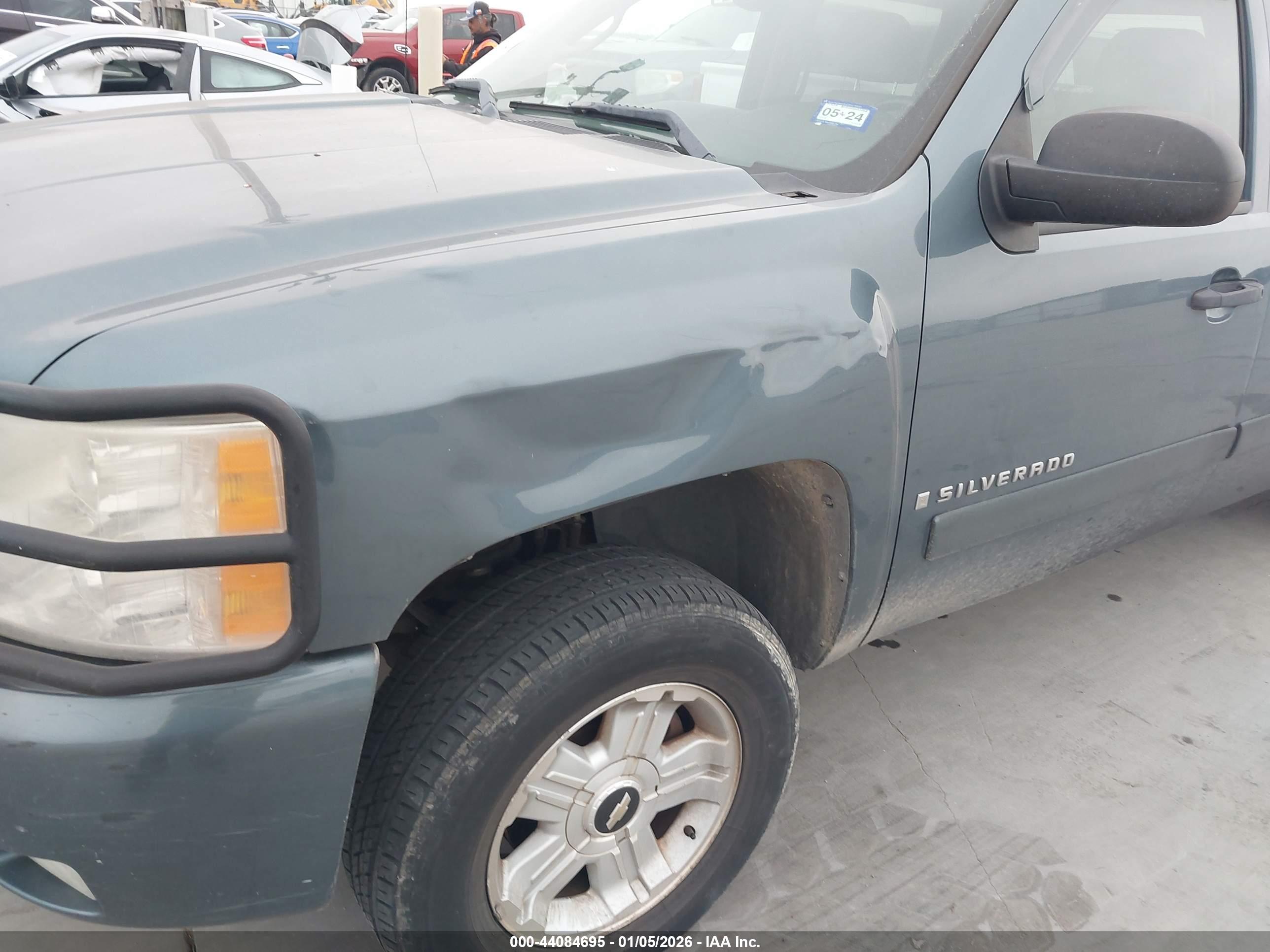 CHEVROLET SILVERADO image 6
