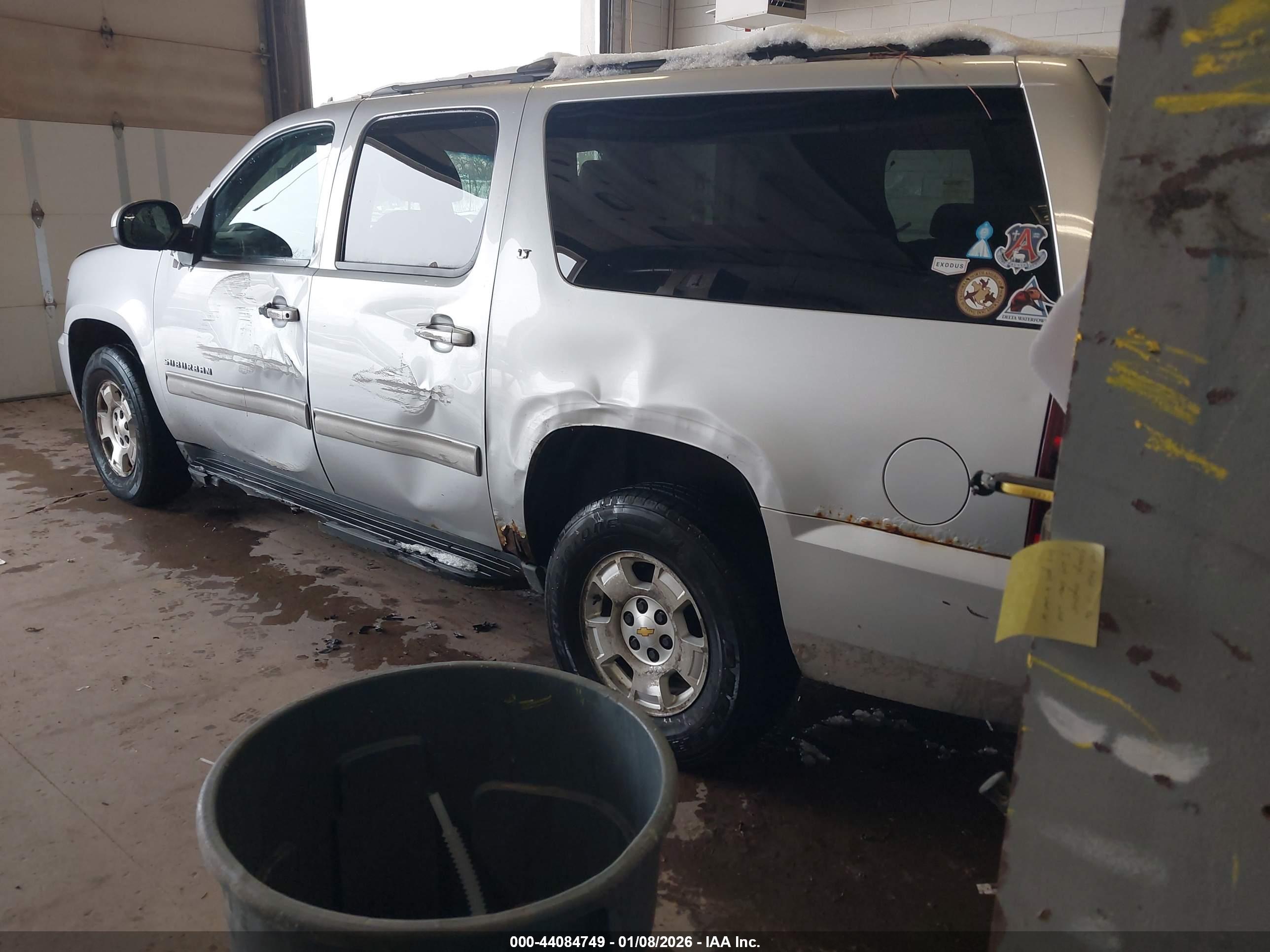CHEVROLET SUBURBAN image 3