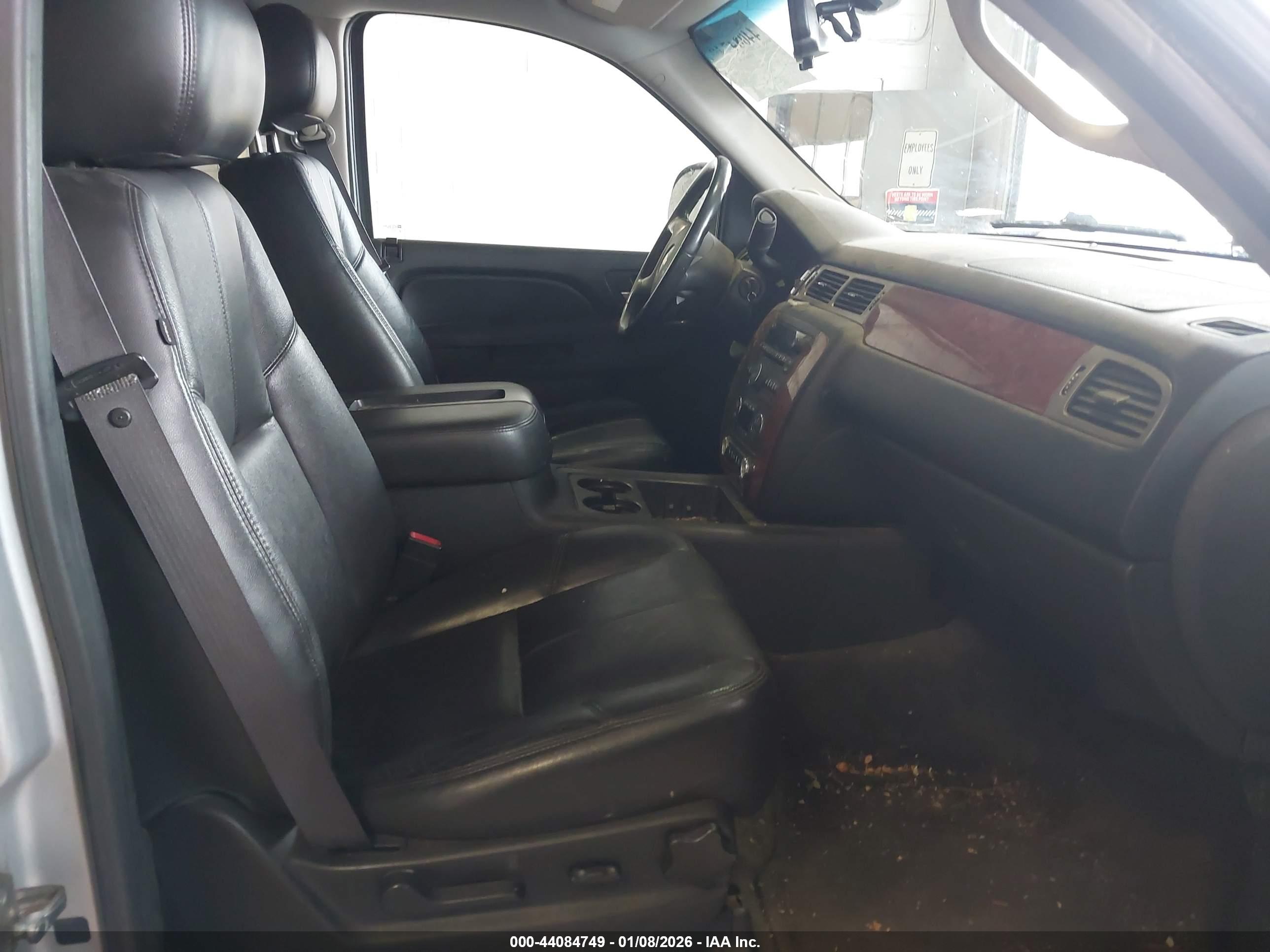 CHEVROLET SUBURBAN image 5