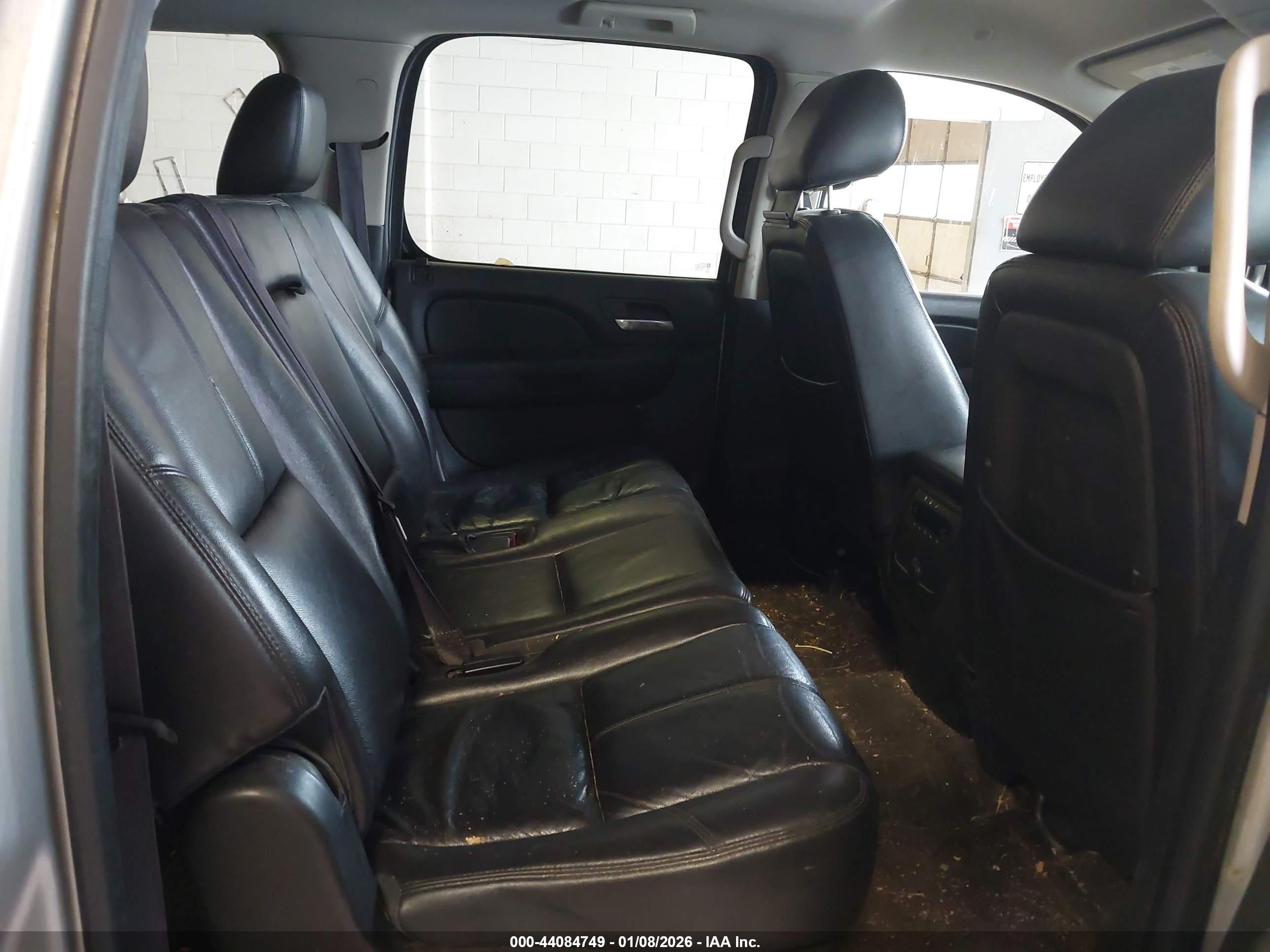 CHEVROLET SUBURBAN image 8