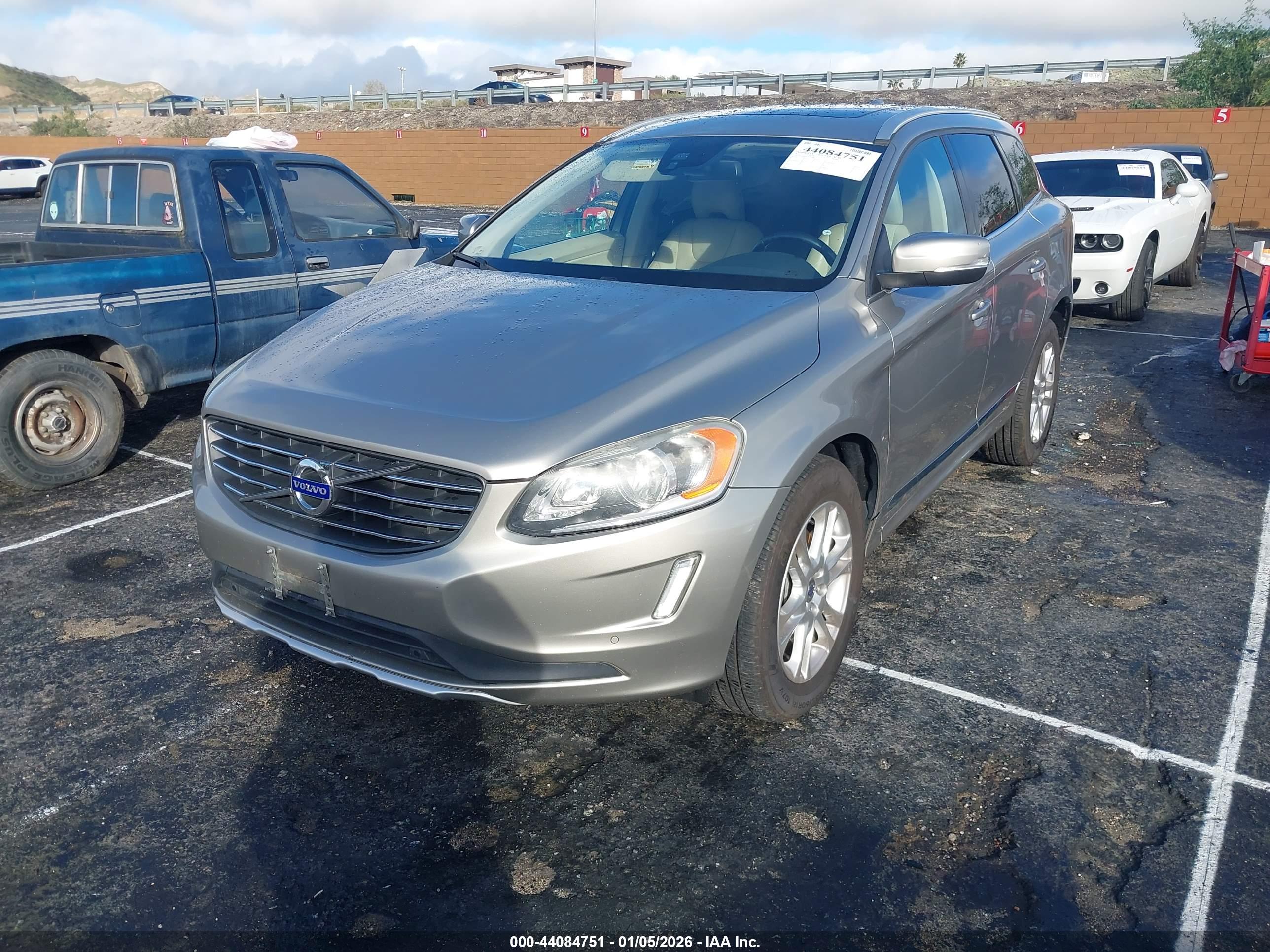 VOLVO XC60 image 2