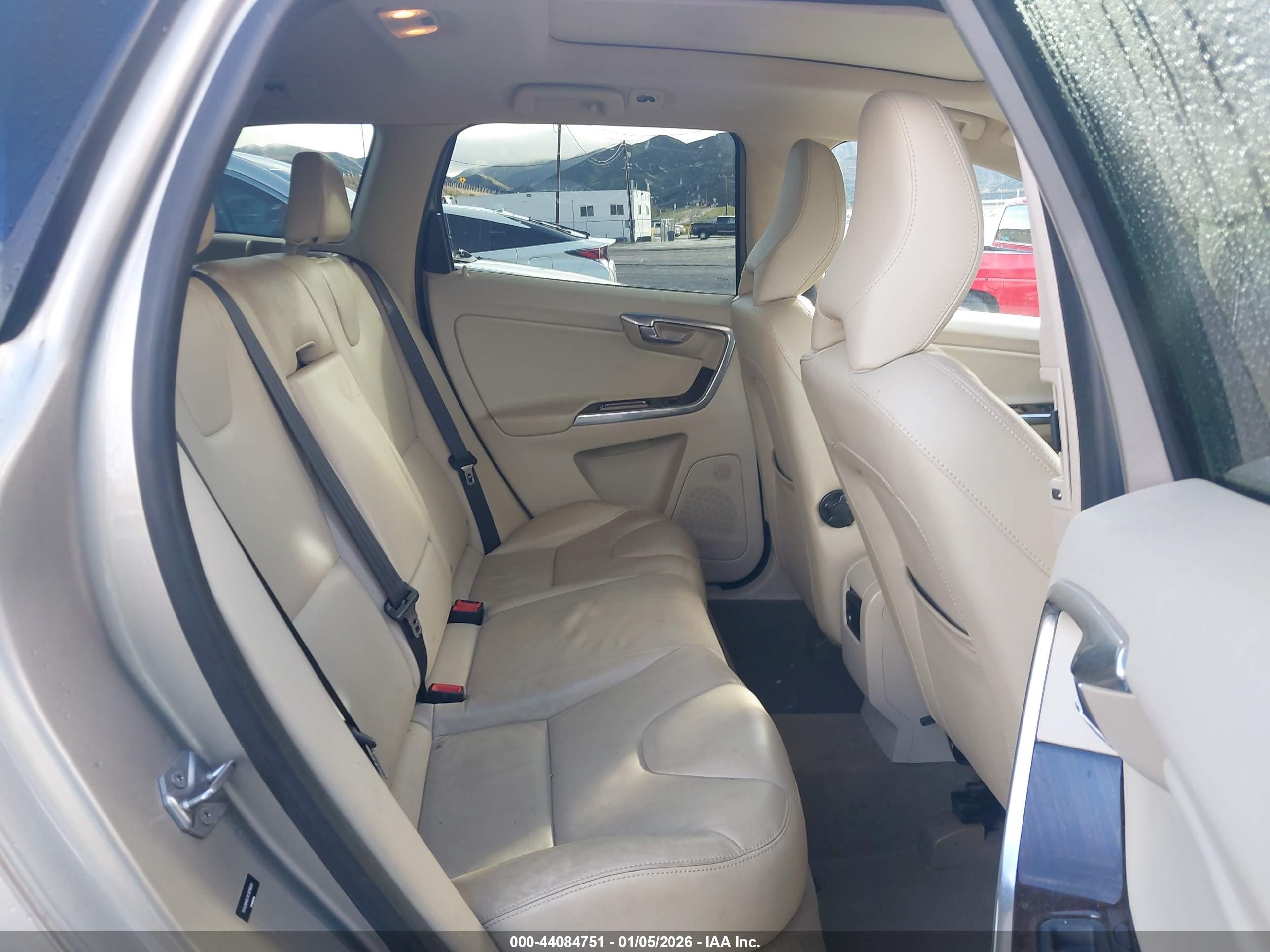 VOLVO XC60 image 8