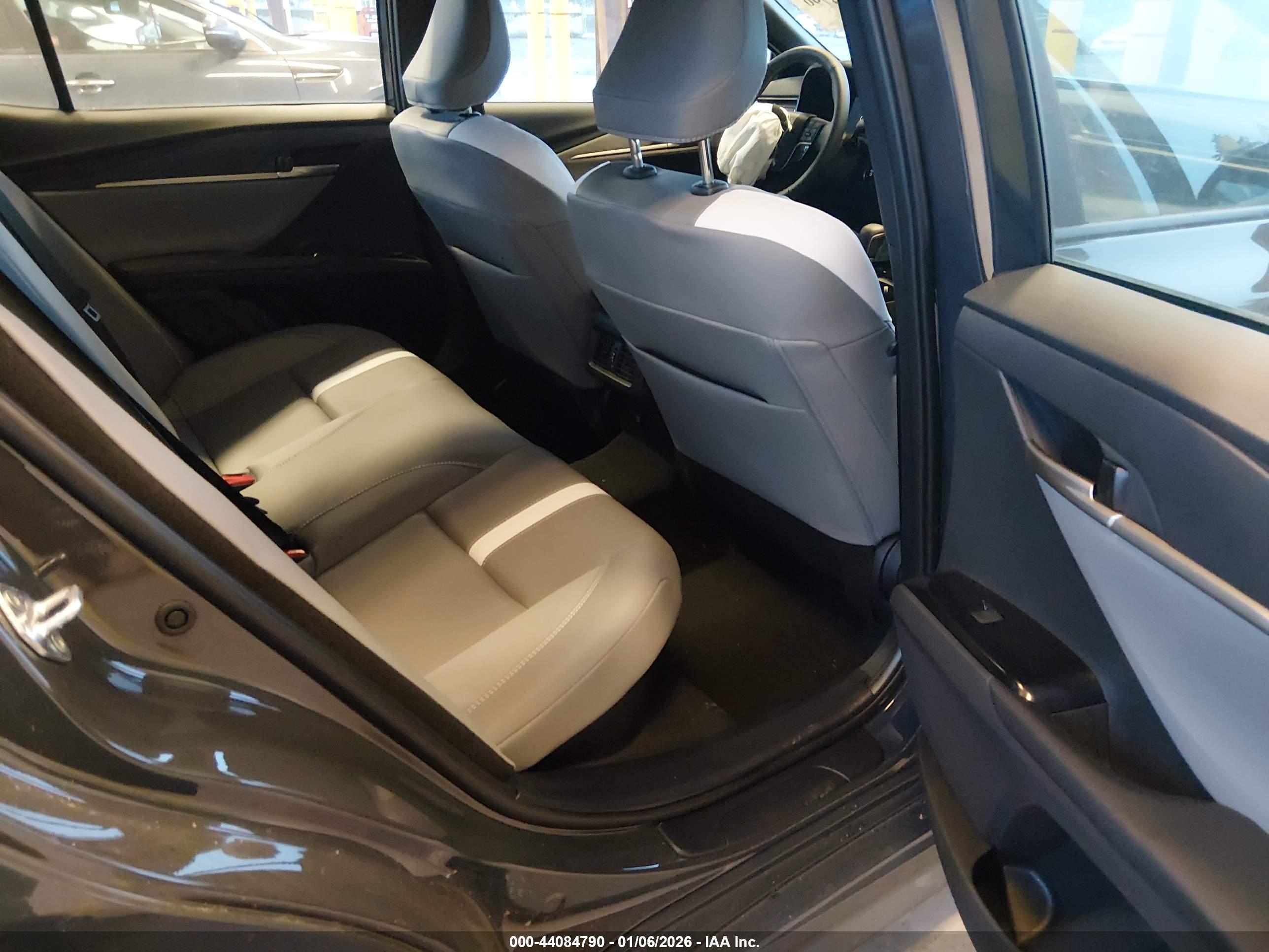 TOYOTA CAMRY image 8