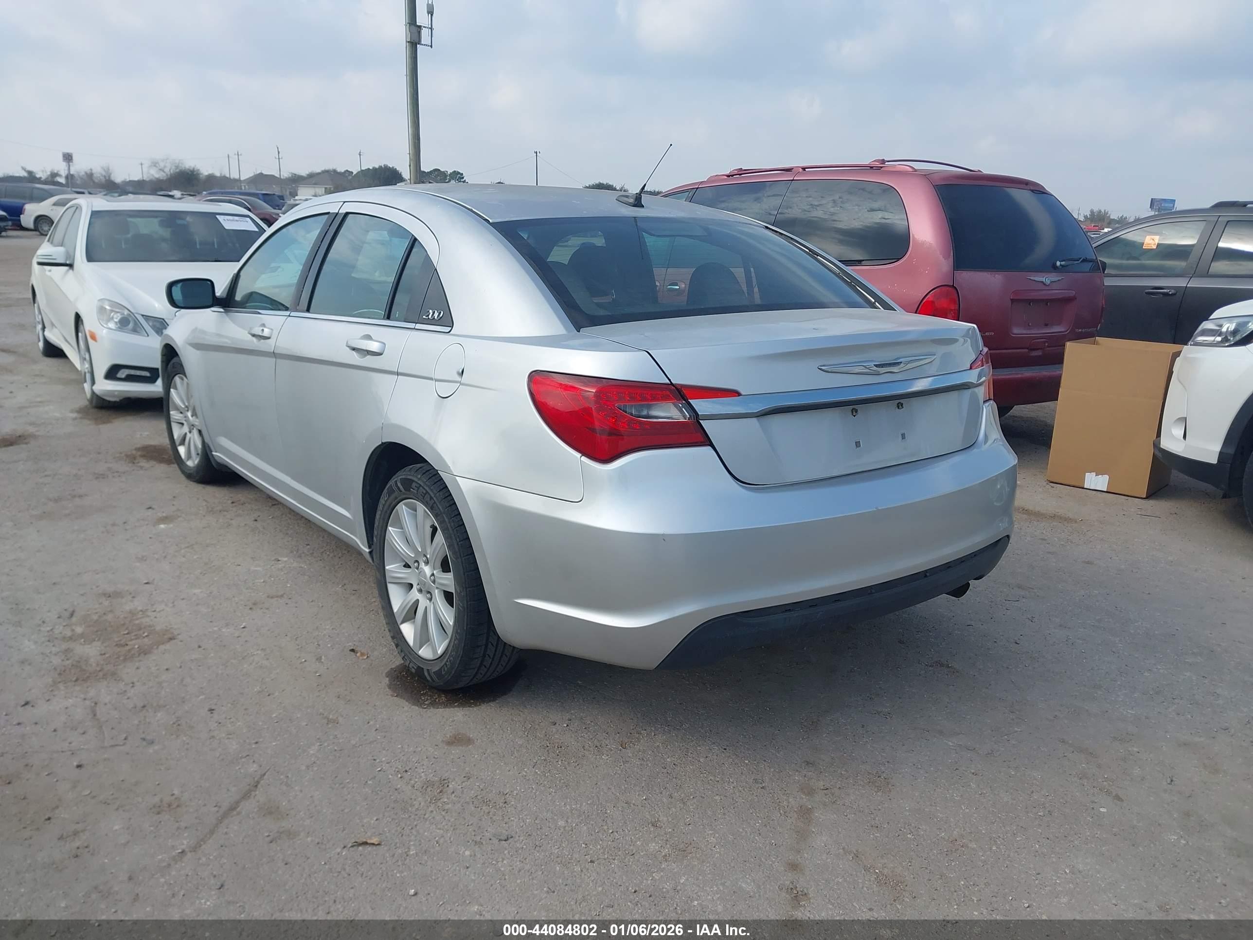 CHRYSLER 200 image 3