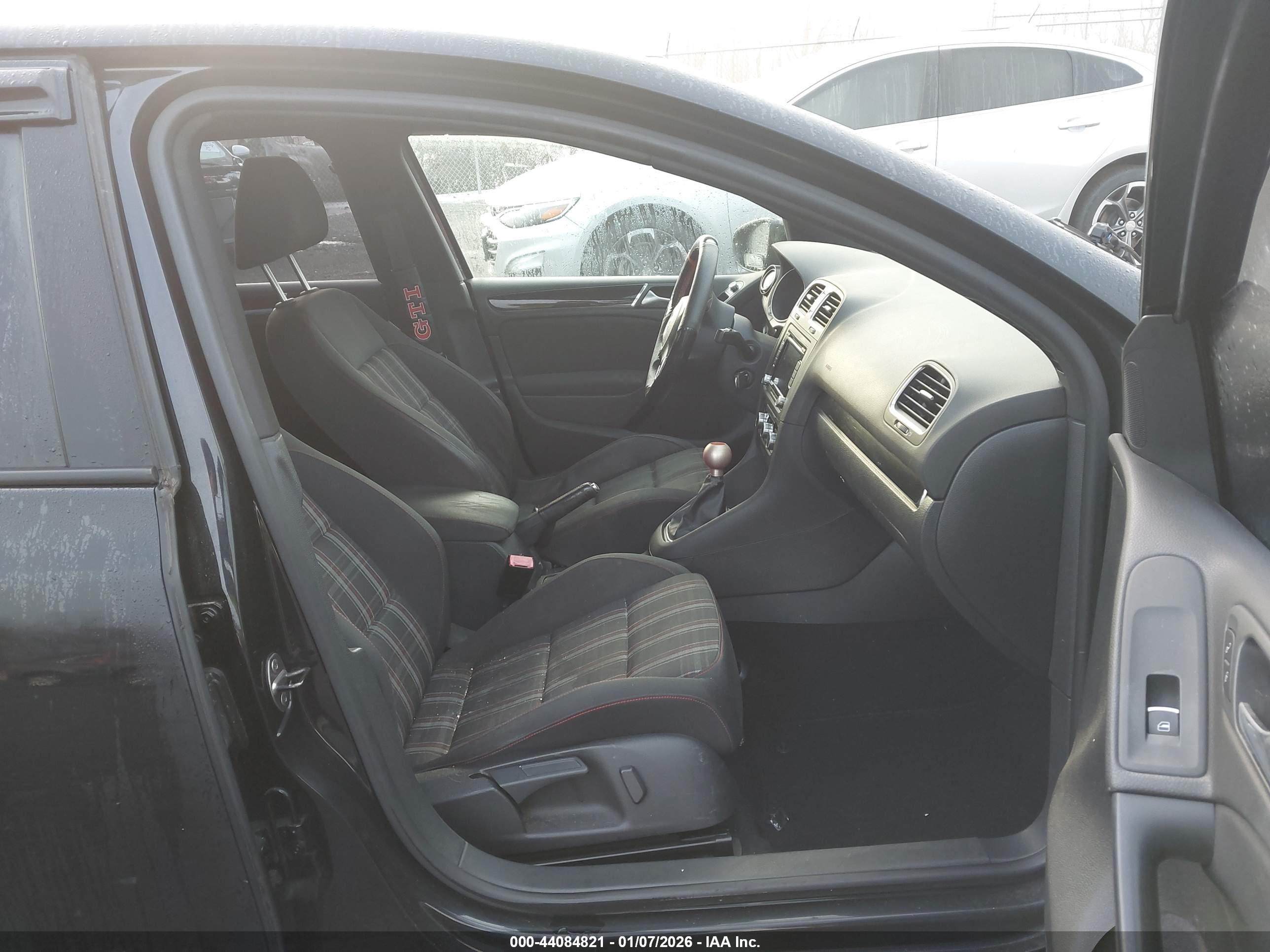 VOLKSWAGEN GTI image 5
