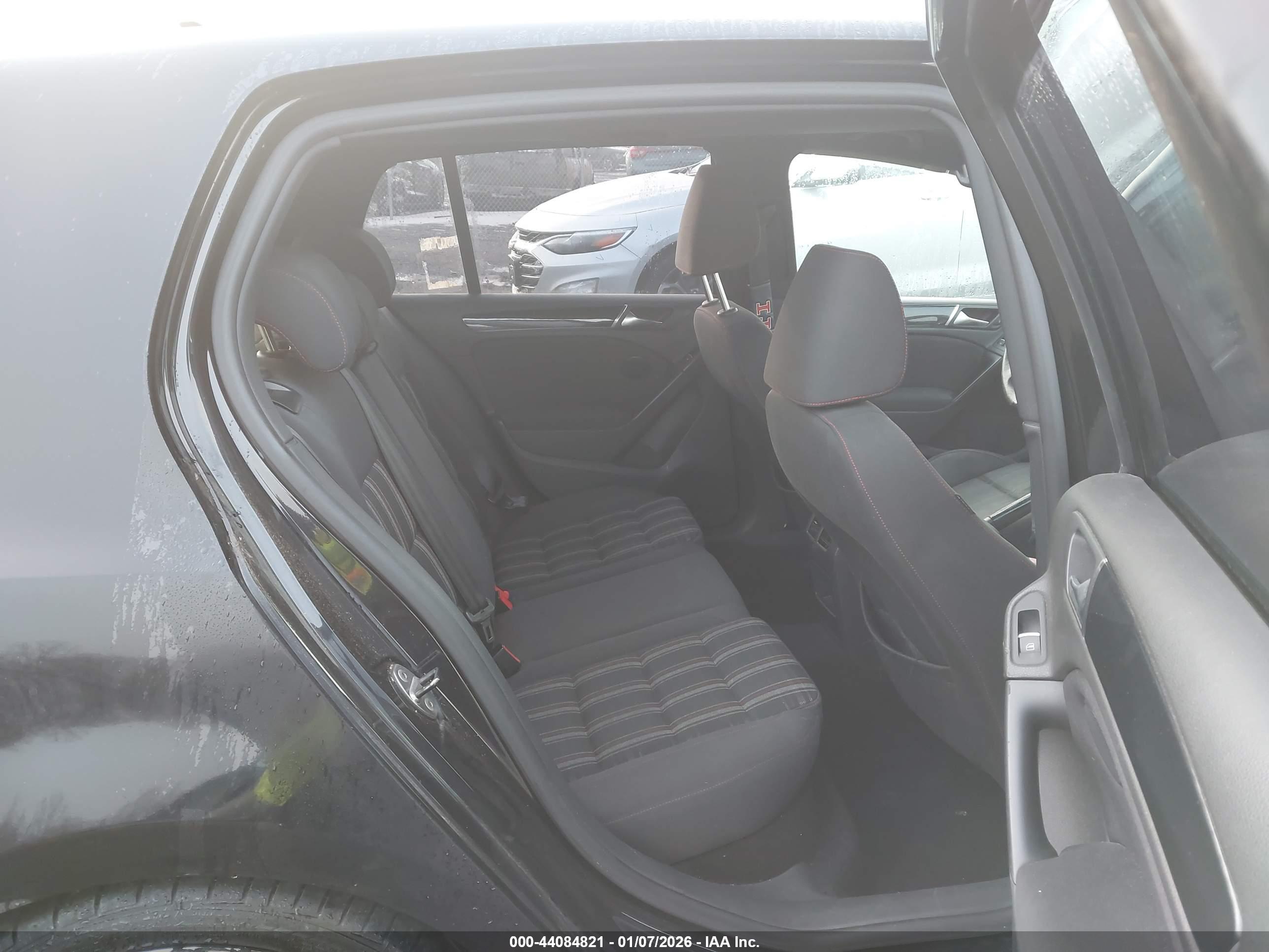 VOLKSWAGEN GTI image 8