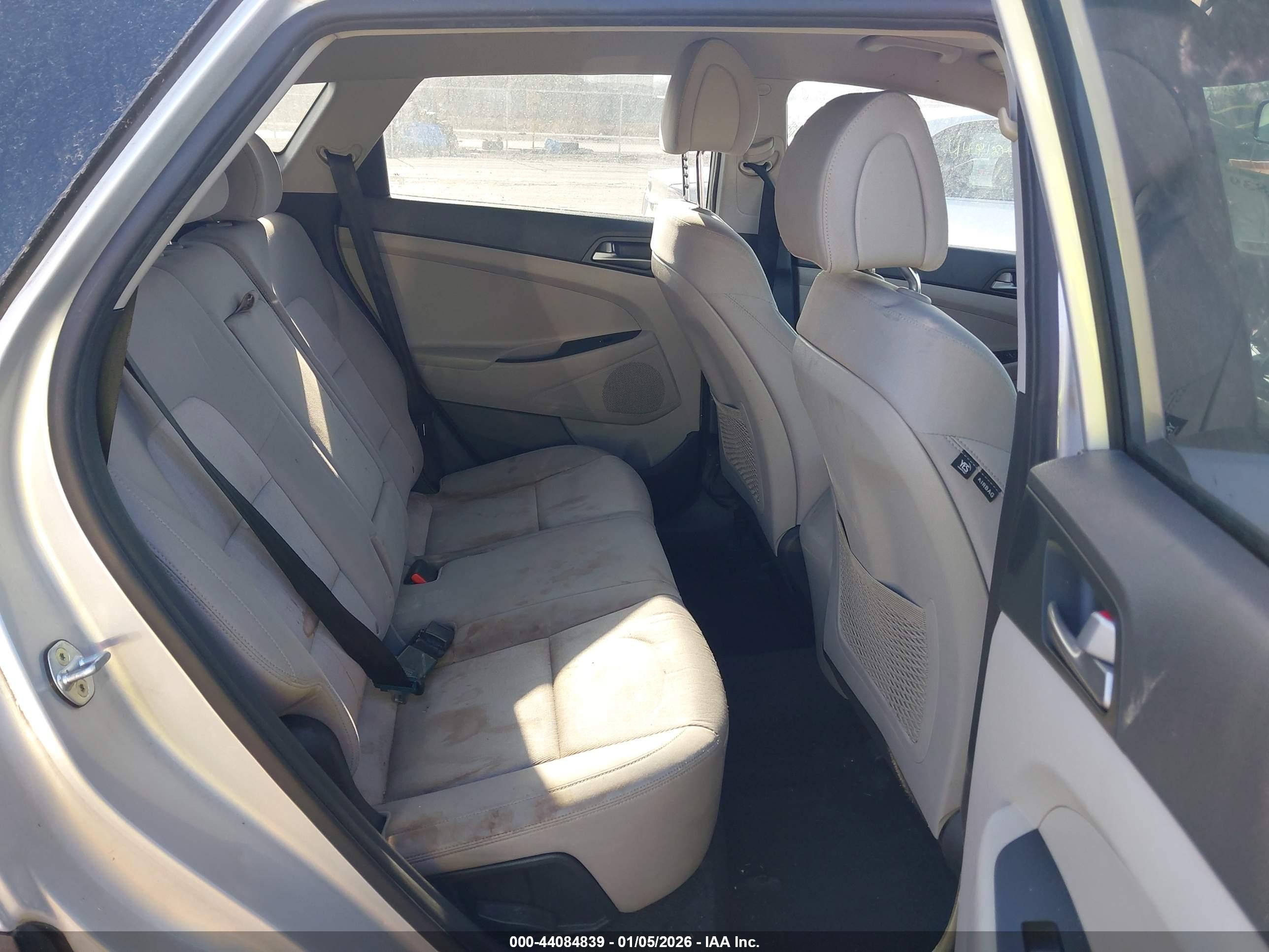 HYUNDAI TUCSON image 8