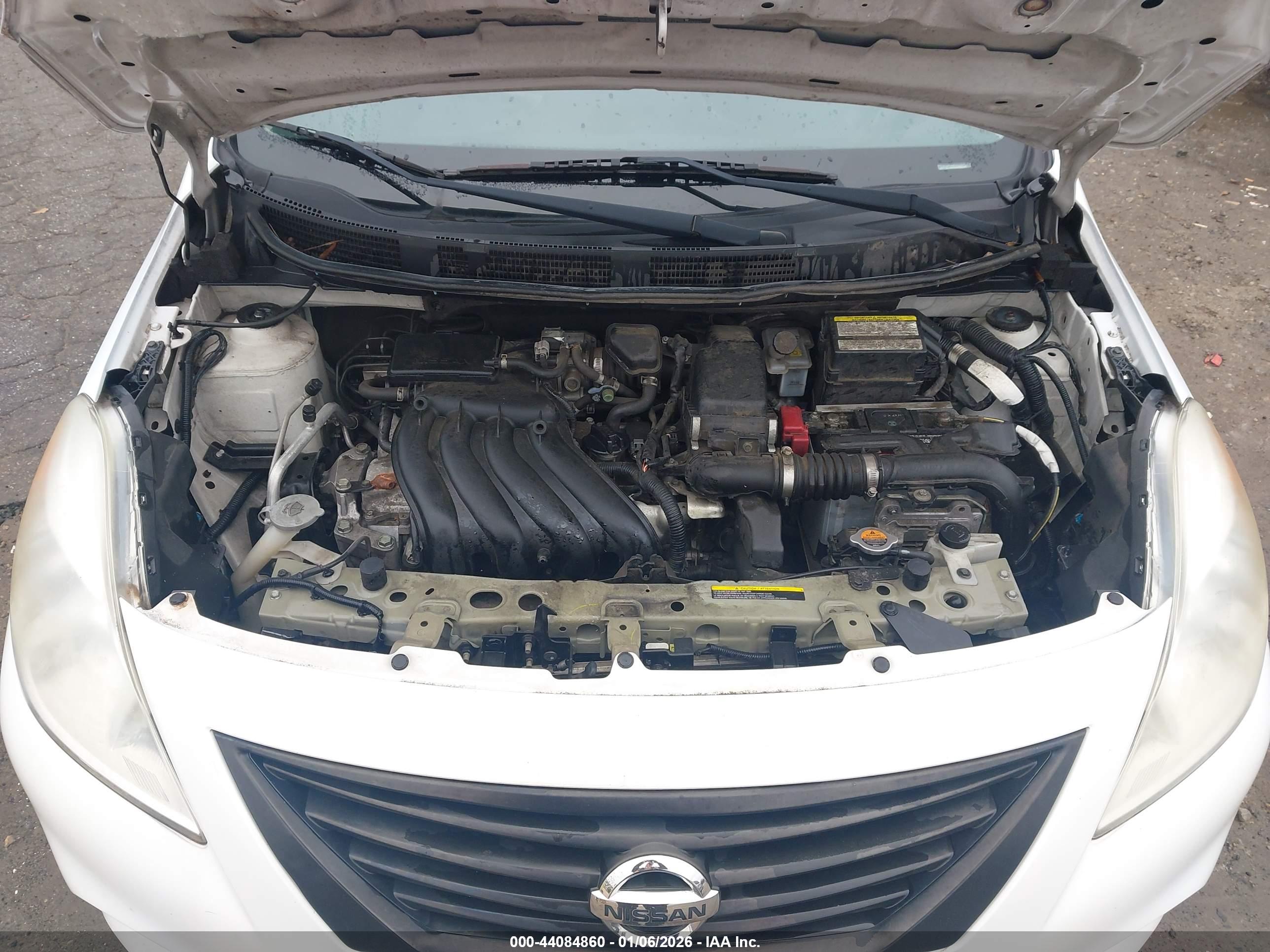 NISSAN VERSA image 10