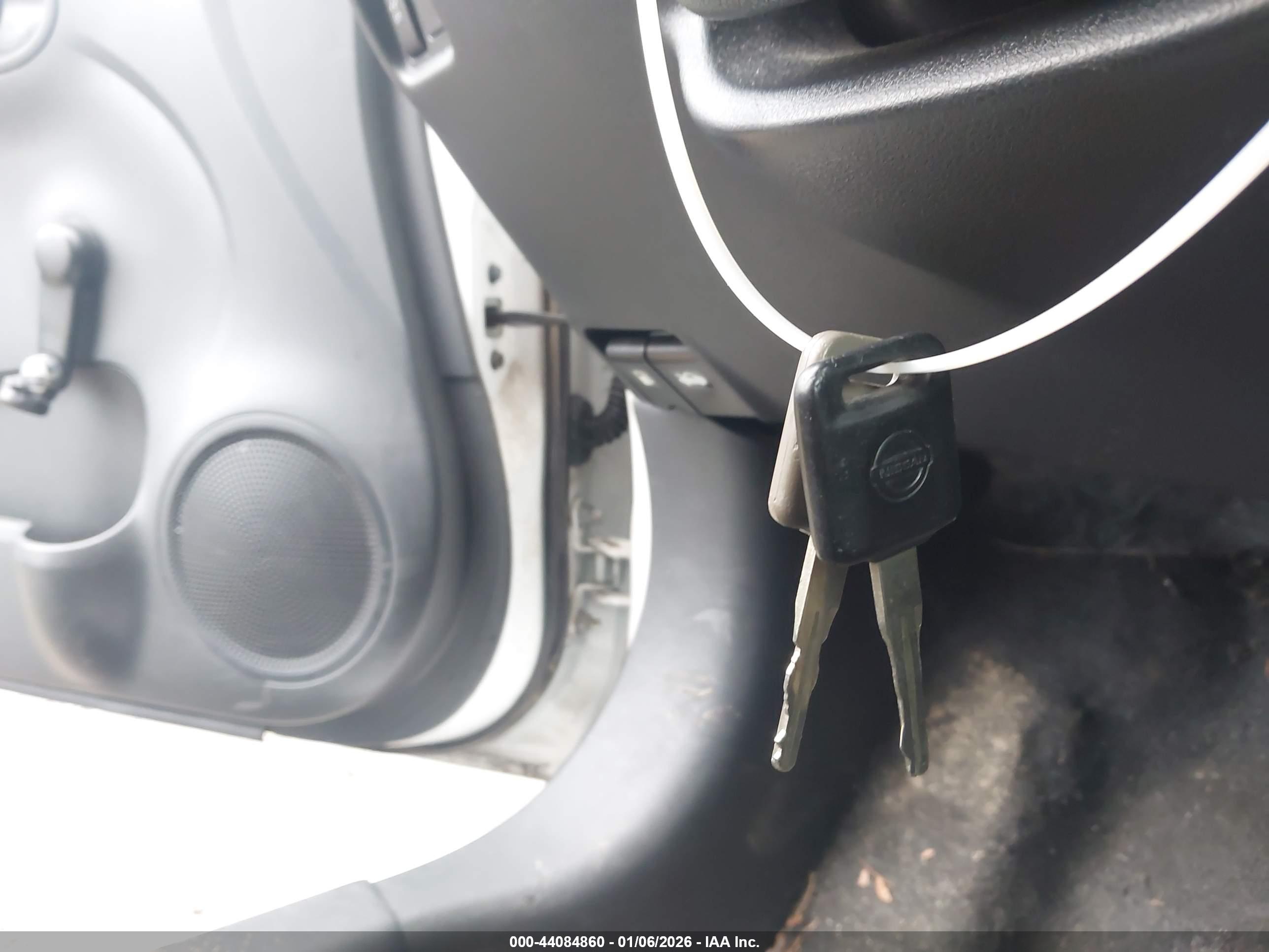 NISSAN VERSA image 11