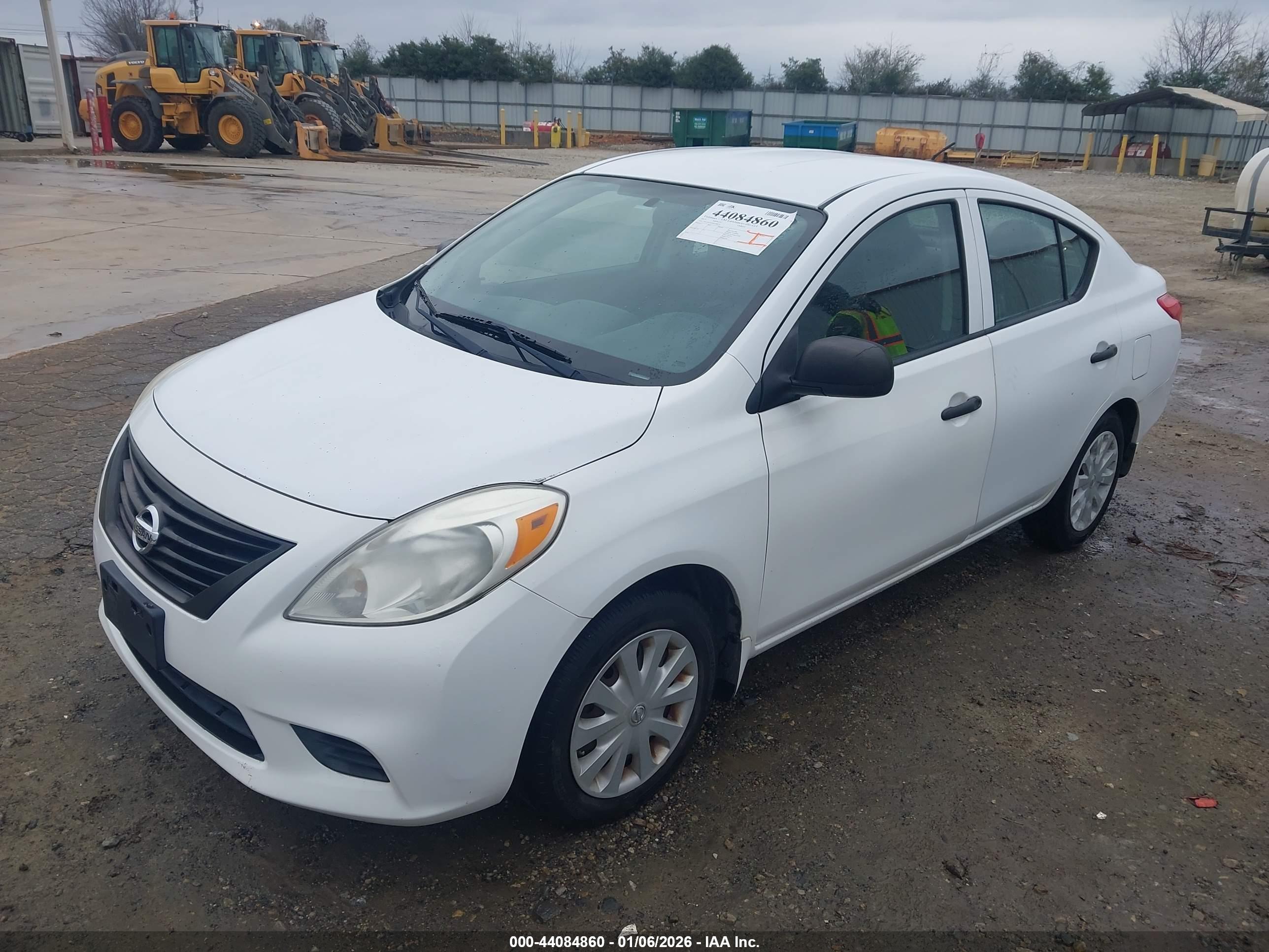 NISSAN VERSA image 2
