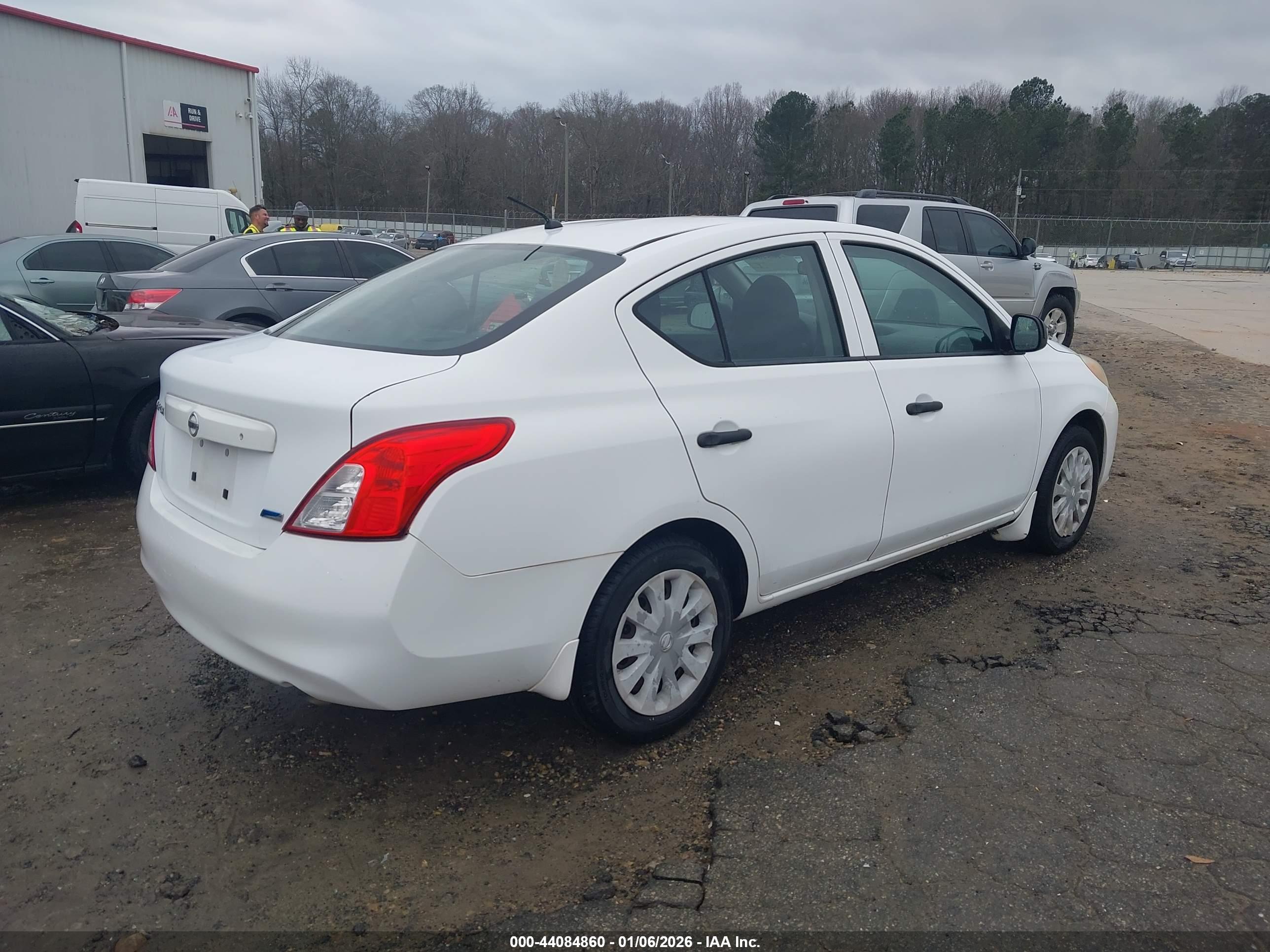 NISSAN VERSA image 4