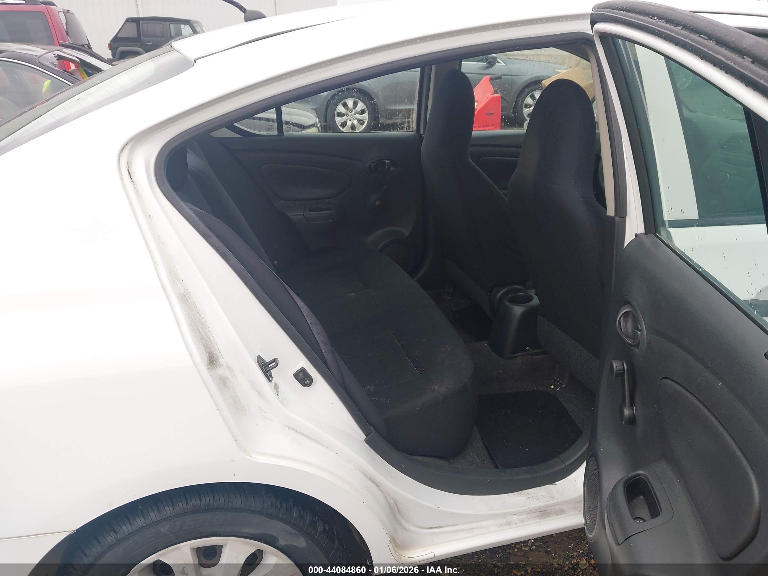 NISSAN VERSA image 8