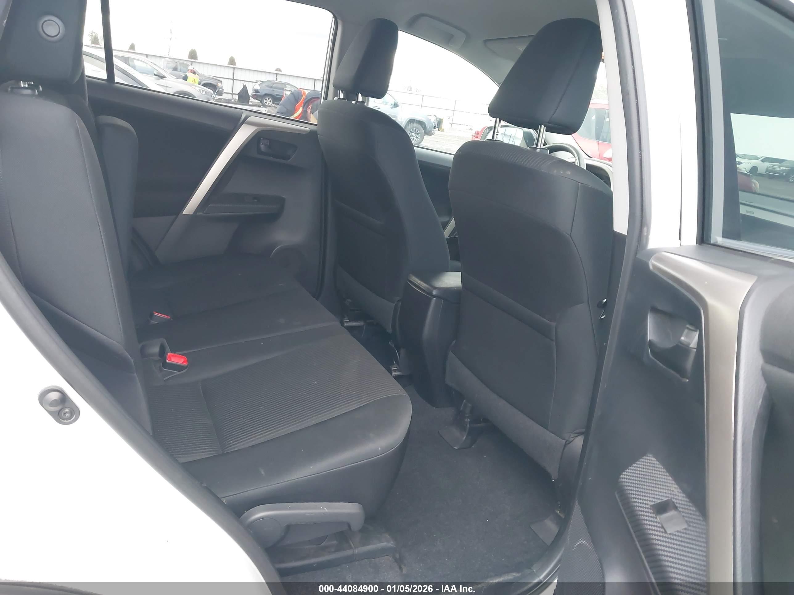 TOYOTA RAV4 image 8