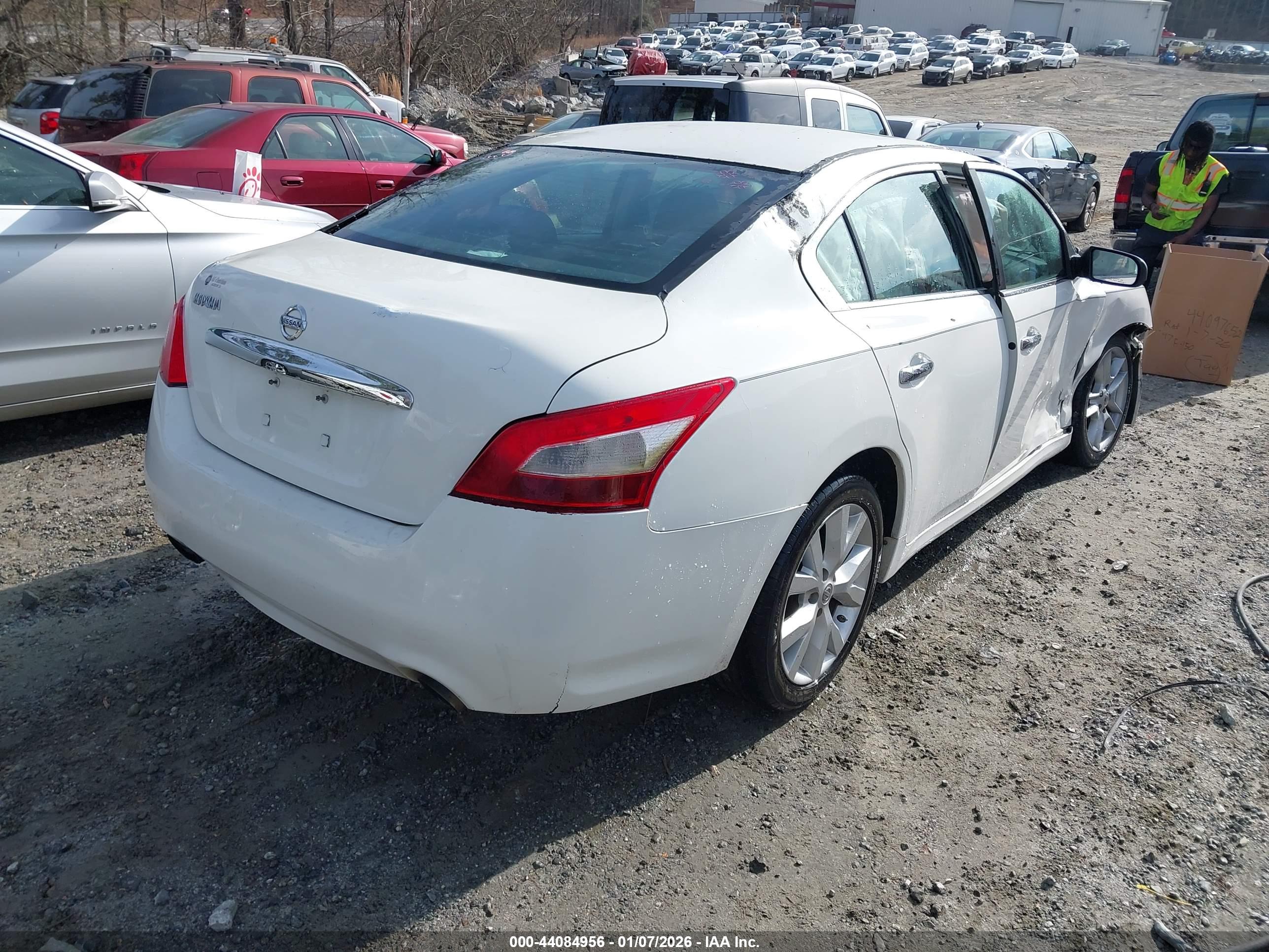 NISSAN MAXIMA image 4