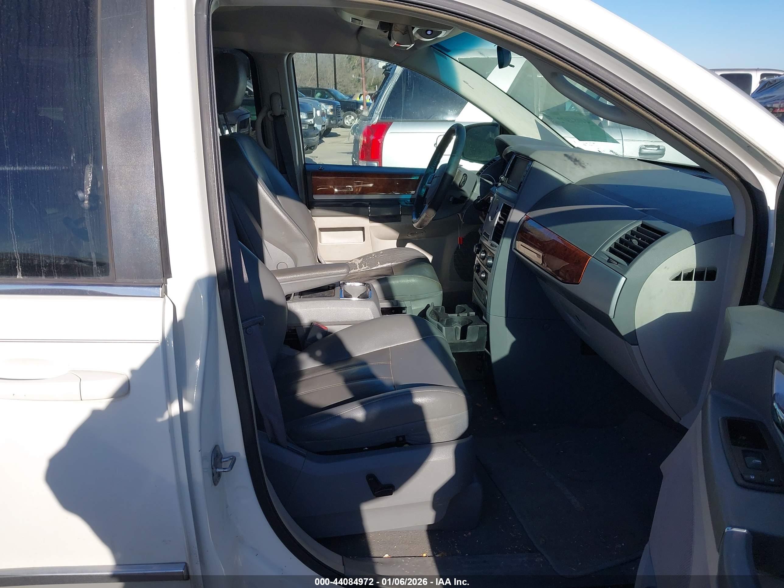 CHRYSLER TOWN image 5