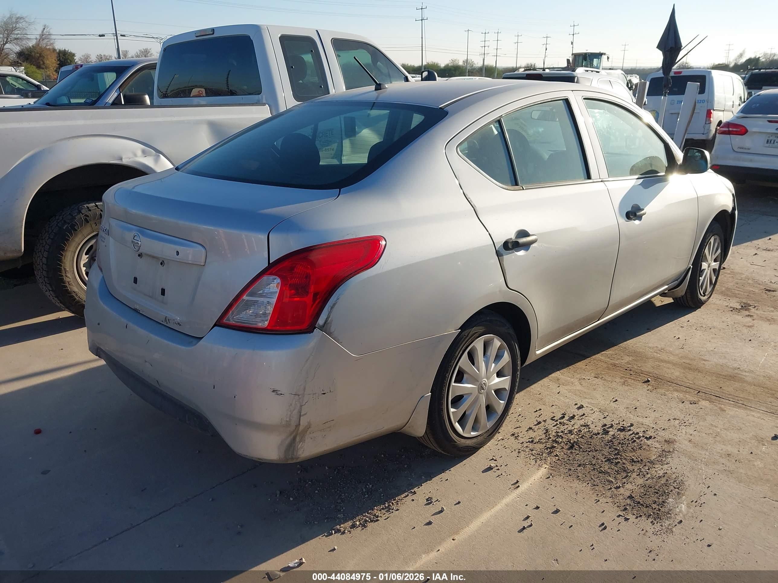 NISSAN VERSA image 4