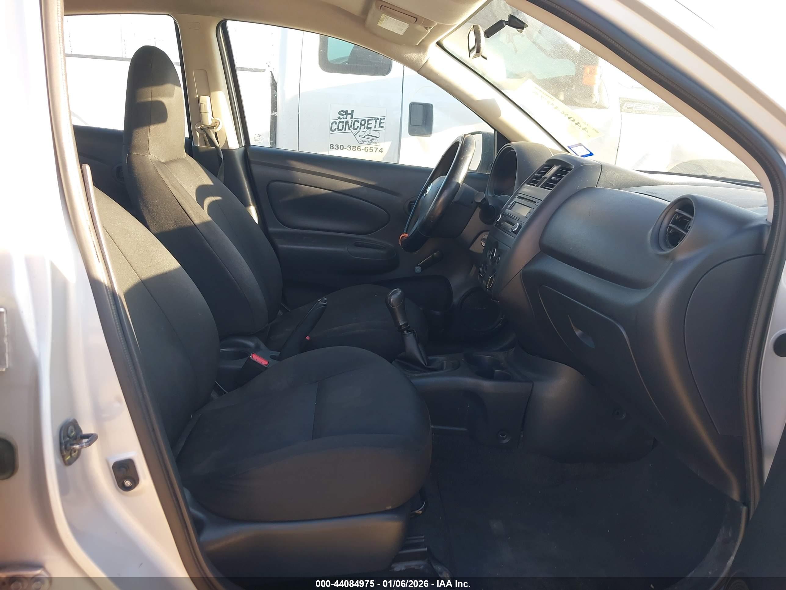 NISSAN VERSA image 5