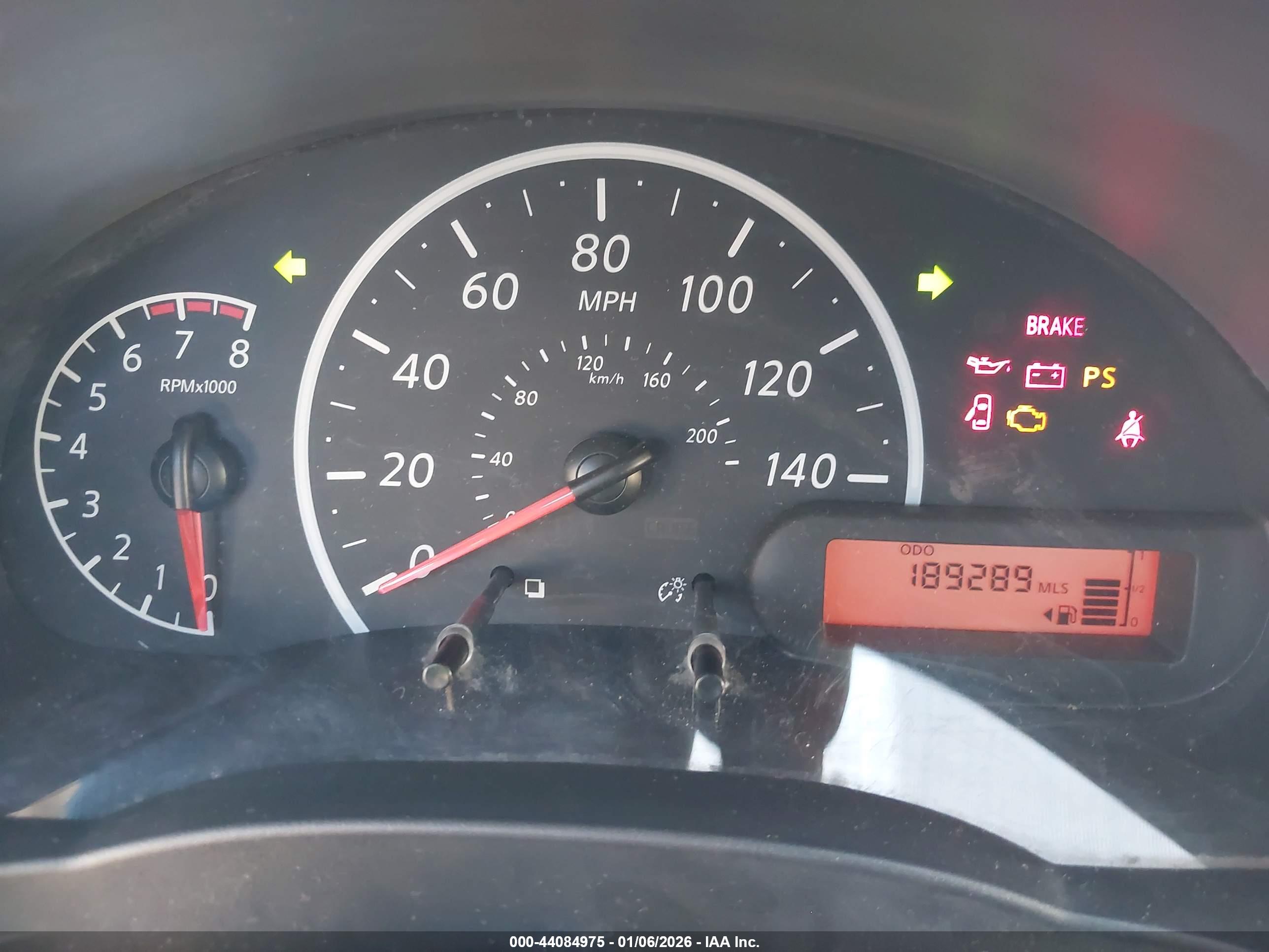 NISSAN VERSA image 7
