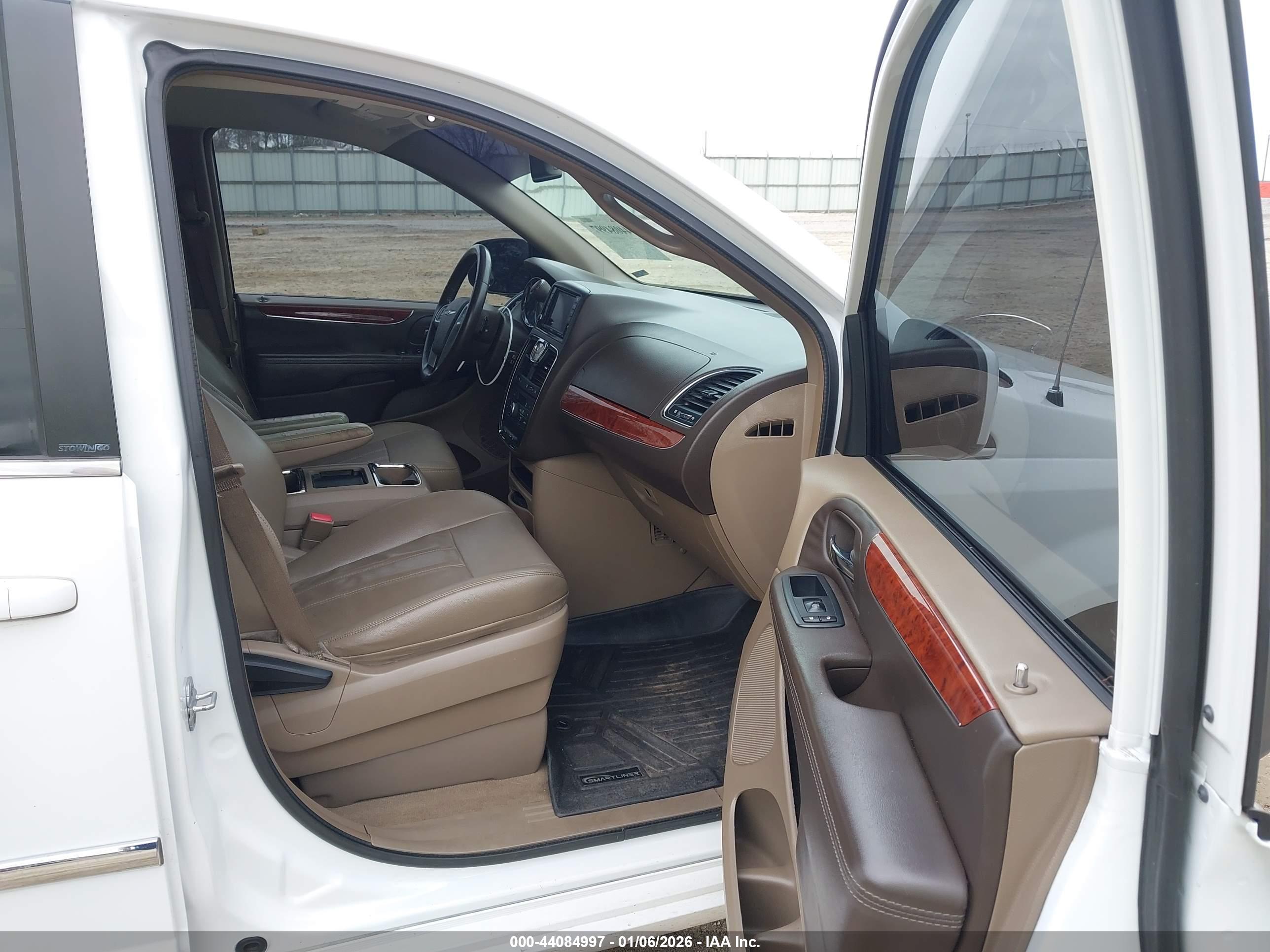 CHRYSLER TOWN image 5
