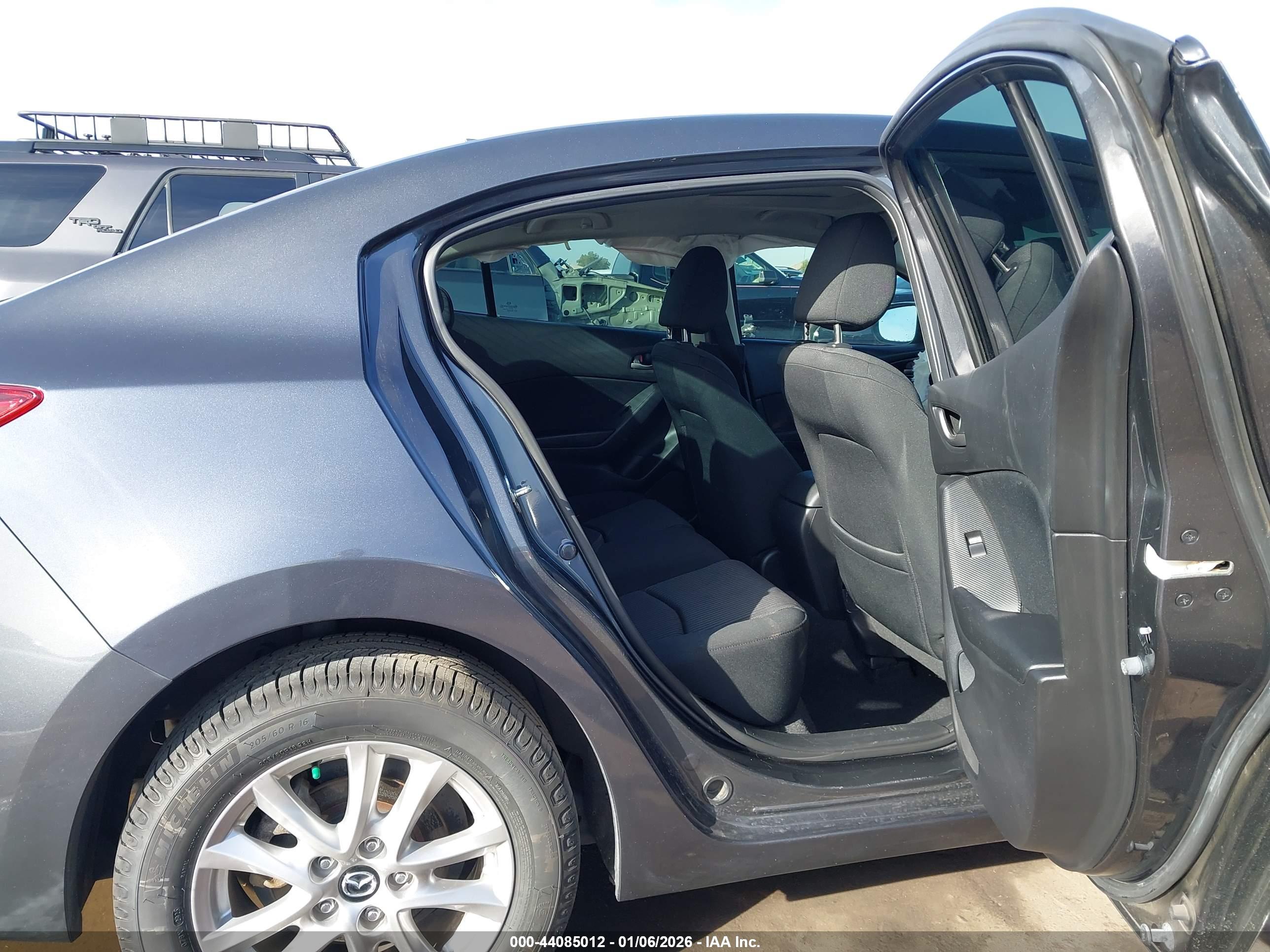 MAZDA MAZDA3 image 8