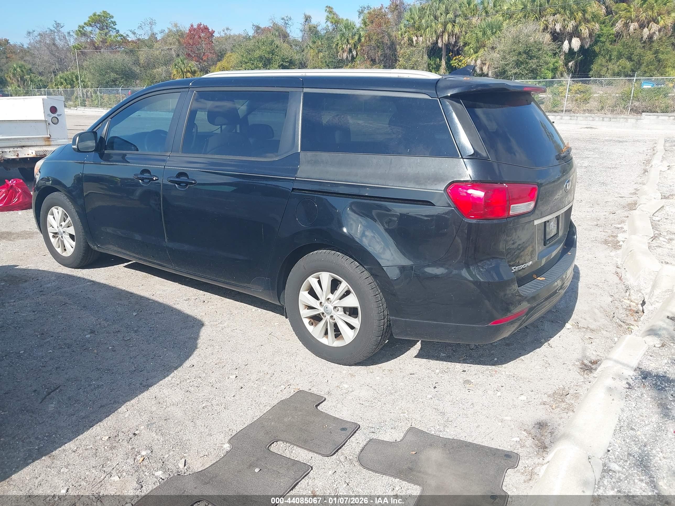 KIA SEDONA image 3