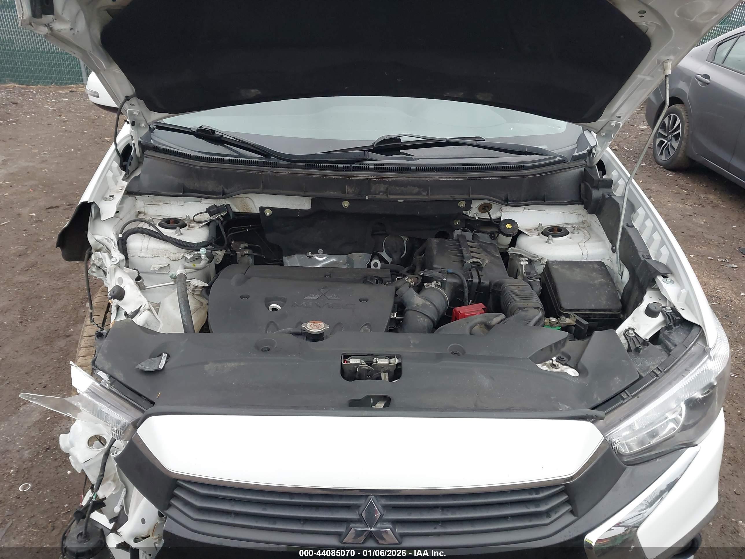 MITSUBISHI OUTLANDER image 10