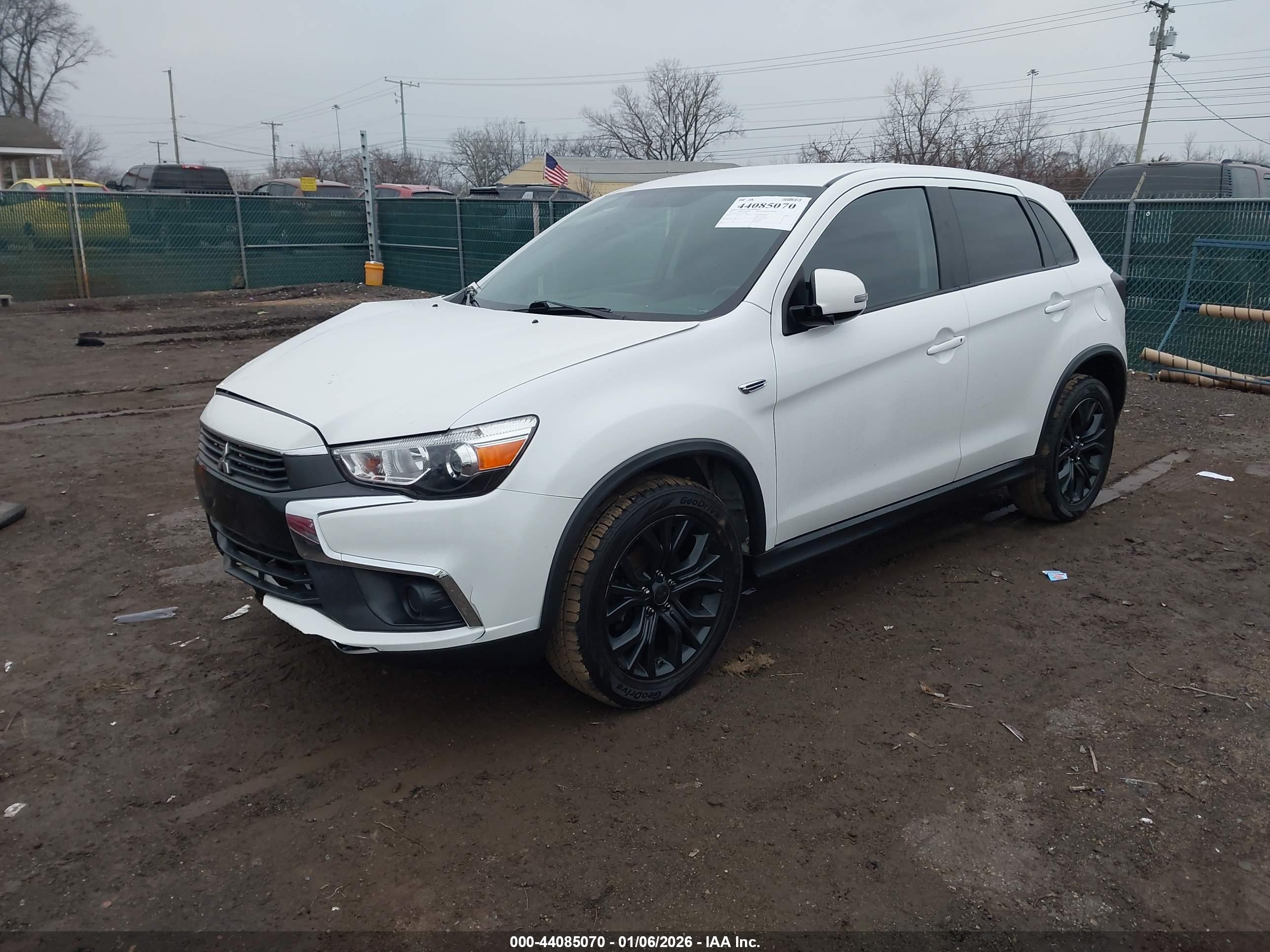 MITSUBISHI OUTLANDER image 2
