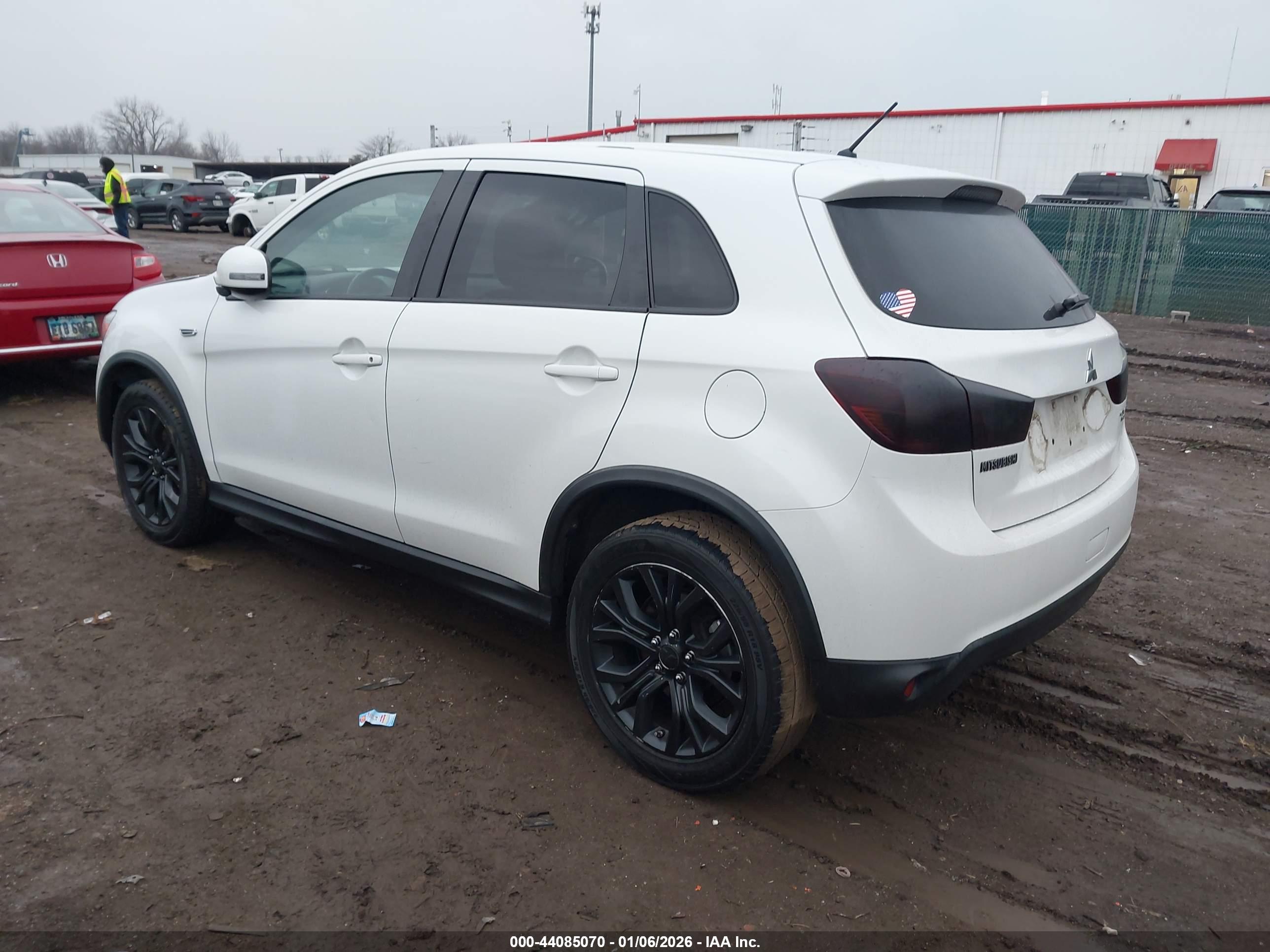 MITSUBISHI OUTLANDER image 3