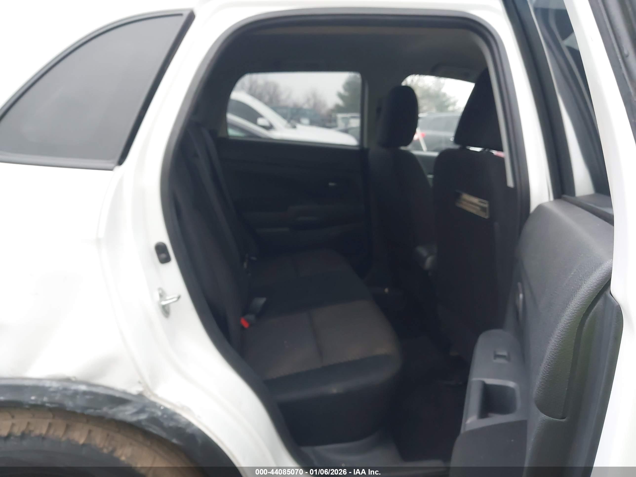 MITSUBISHI OUTLANDER image 8